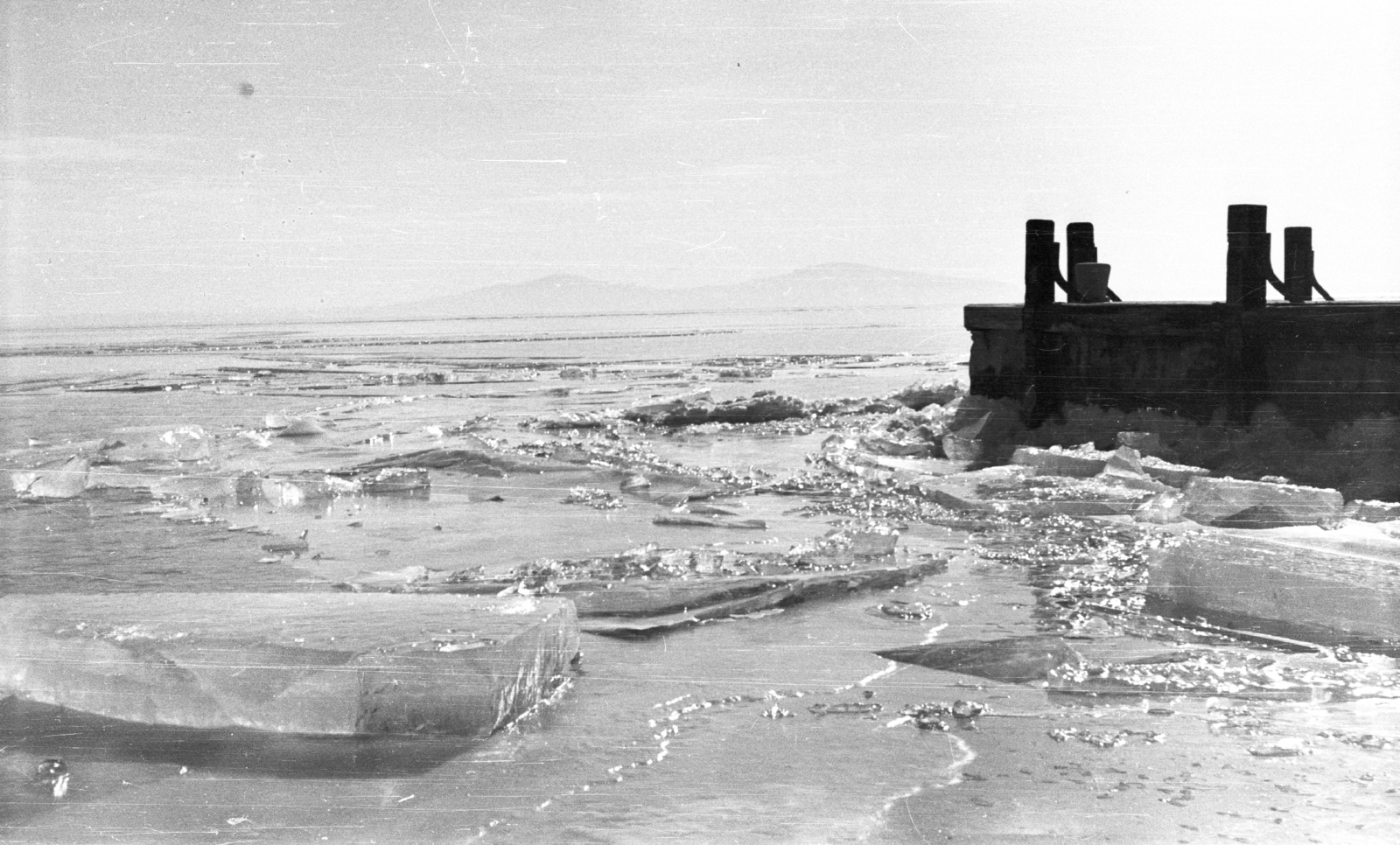 Hungary,Lake Balaton, Badacsonytomaj, hajóállomás, jégzajlás. A távolban Fonyód., 1959, Mészáros Zoltán, winter, ice field;ice float, port, Fortepan #45149
