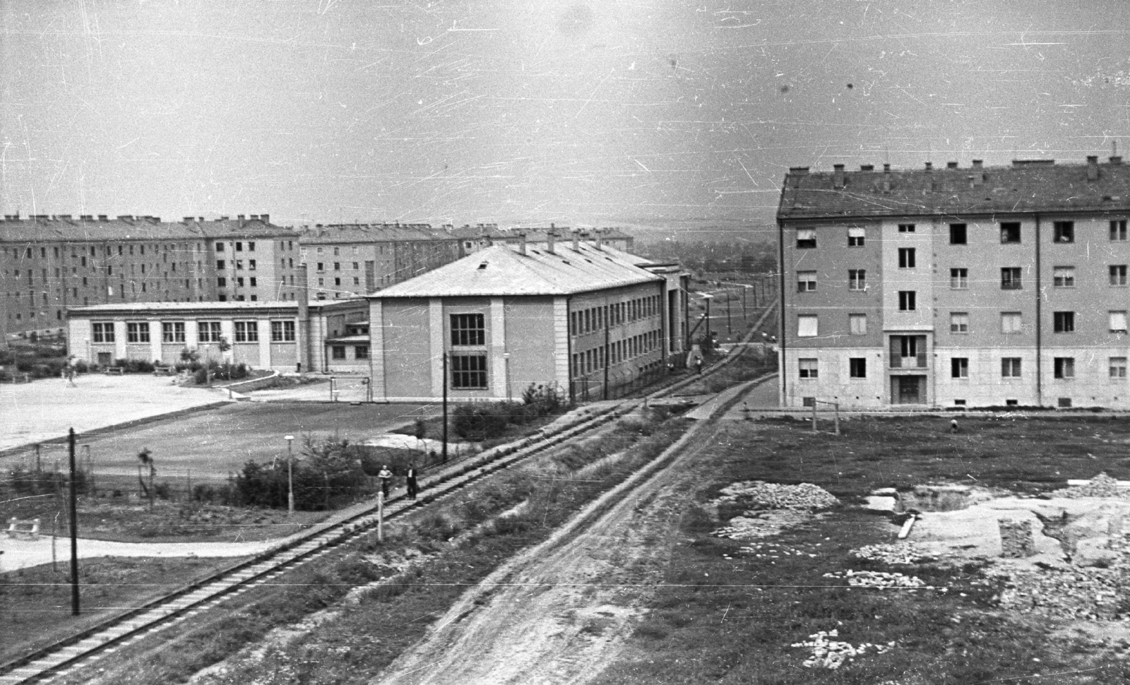 Magyarország, Kazincbarcika, balra az Építők útja, jobbra a Rákóczi tér házainak hátsó homlokzata., 1960, Mészáros Zoltán, Fortepan #45179