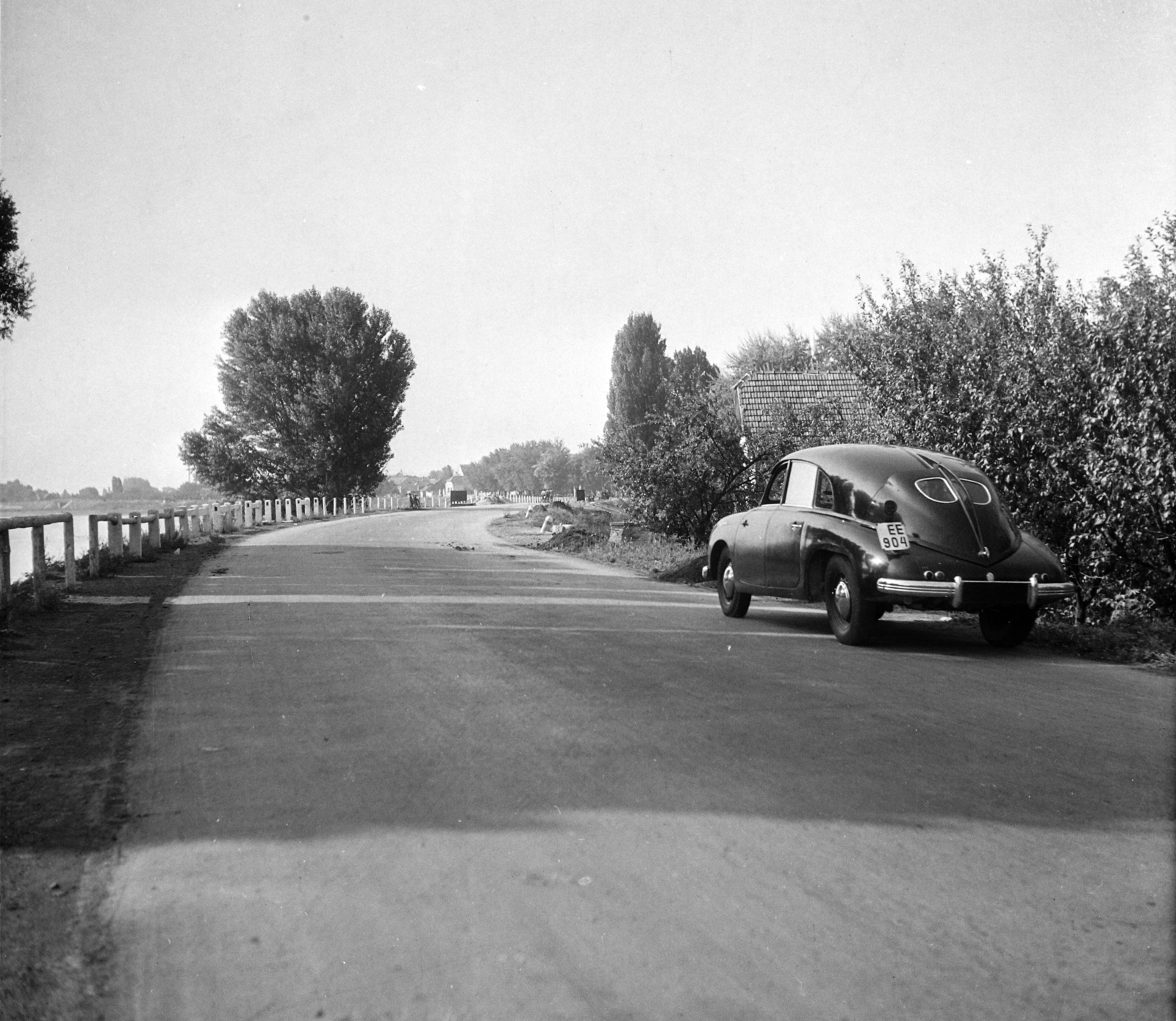 Hungary, Szentendre, Duna korzó (Somogyi-Bacsó part) a Rév utcánál a belváros felé nézve. Tatraplan T-600 személygépkocsi., 1952, UVATERV, Czechoslovak brand, Tatra-brand, automobile, number plate, Fortepan #4518