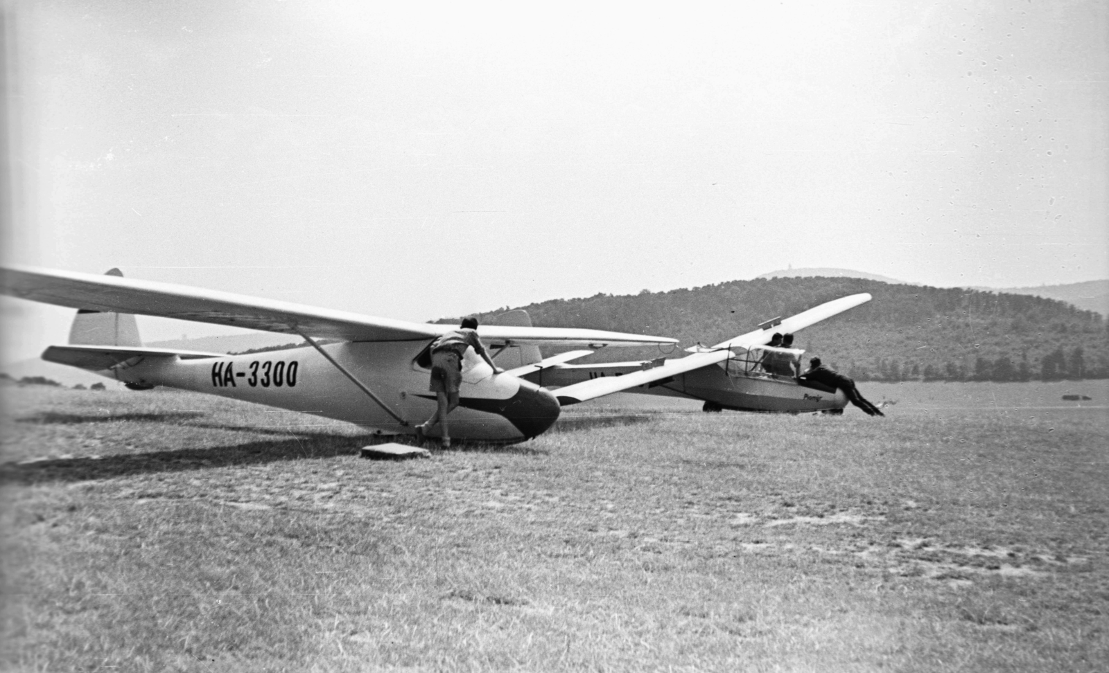 Magyarország, Hármashatárhegyi repülőtér, Budapest II., előtérben egy Rubik D-Pilis, mögötte egy Letov LF-109 Pionyr vitorlázó repülőgép., 1960, Mészáros Zoltán, csehszlovák gyártmány, magyar gyártmány, repülőtér, vitorlázó repülőgép, Rubik Ernő-terv, LET-márka, Let LF-109 Pionýr, Rubik B-2 Pilis, Budapest, Fortepan #45189