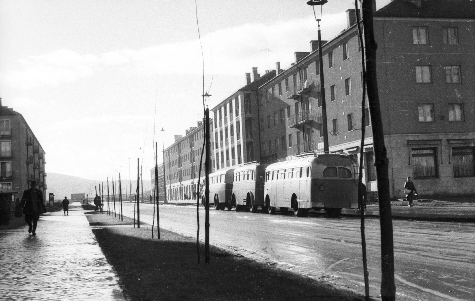 Hungary, Kazincbarcika, Egressy Béni (Lenin) út - Rákóczi tér sarok., 1961, Mészáros Zoltán, bus, blocks, street view, genre painting, lamp post, socialist realism, Fortepan #45198