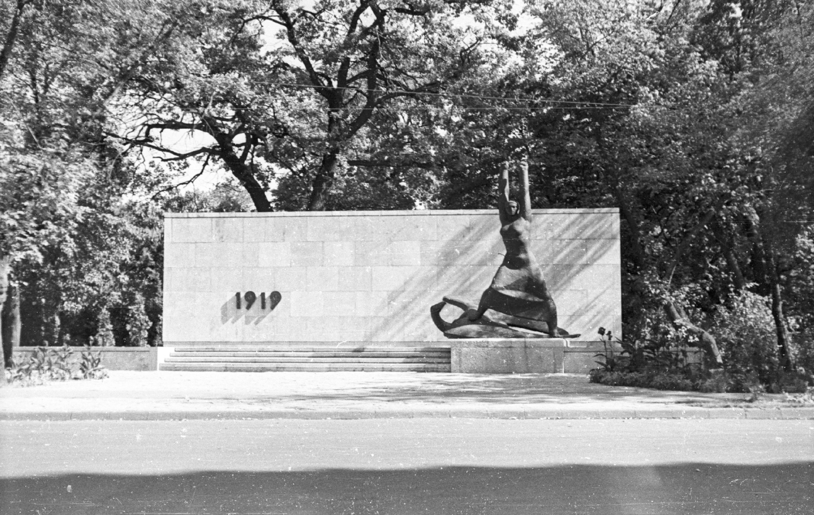 Hungary, Szeged, Stefánia (Tanácsköztársaság útja), Tanácsköztársasági emlékmű (Segesdi György, Dávid Károly 1960.)., 1961, Mészáros Zoltán, sculpture, monument, György Segesdi-design, Fortepan #45209