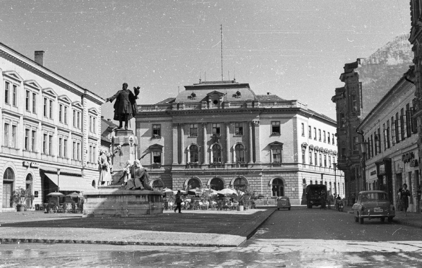 Hungary, Szeged, Klauzál tér, előtérben Kossuth Lajos szobra (Róna József, 1902.), mögötte a Virág cukrászda terasza., 1961, Mészáros Zoltán, sculpture, street view, genre painting, Skoda-brand, pastry shop, Lajos Kossuth-portrayal, Fortepan #45210