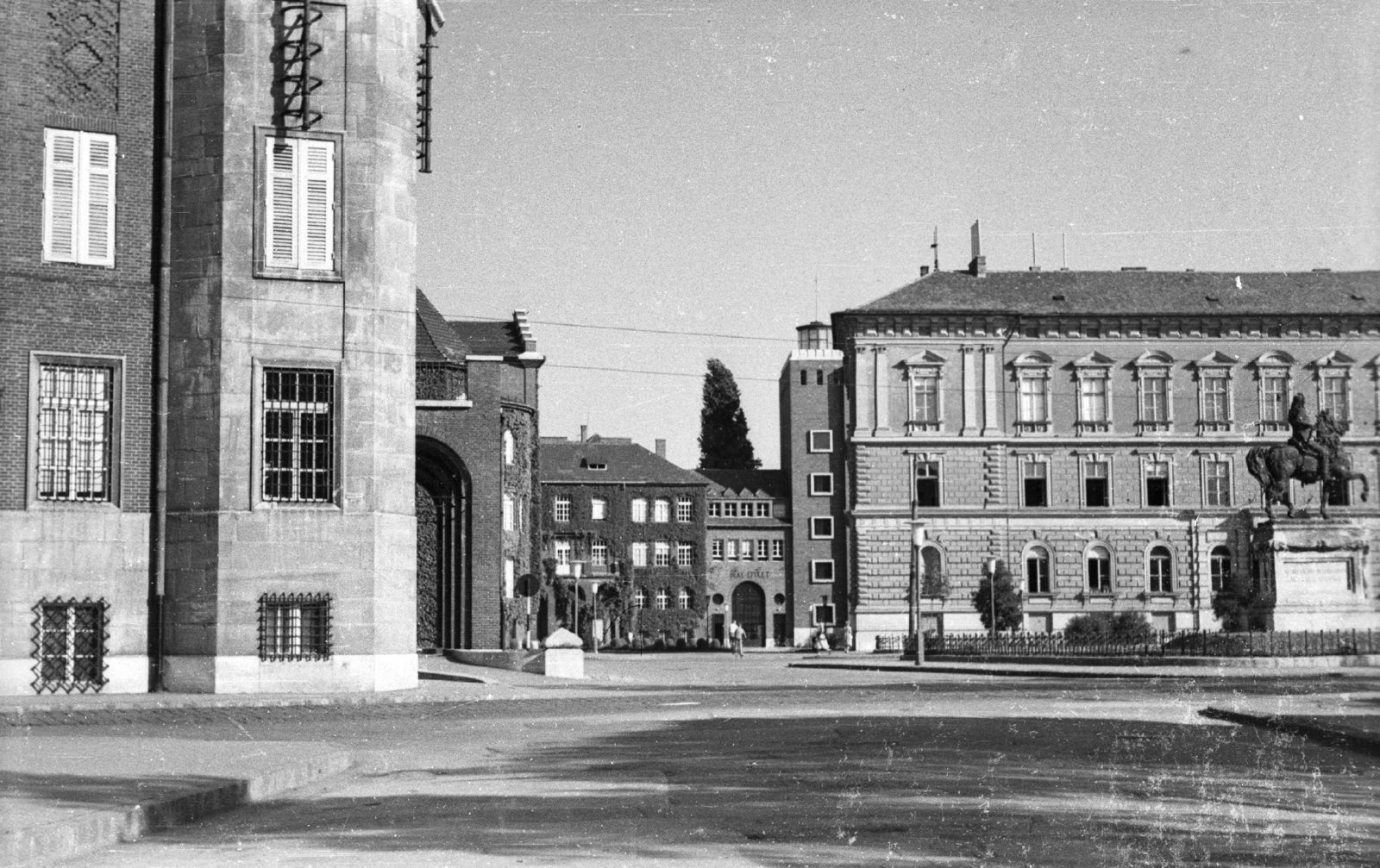 Hungary, Szeged, Aradi vértanúk tere, szemben az Egyetem TTK épülete., 1961, Mészáros Zoltán, sculpture, street view, horse sculpture, Francis Rákóczi-portrayal, Fortepan #45211