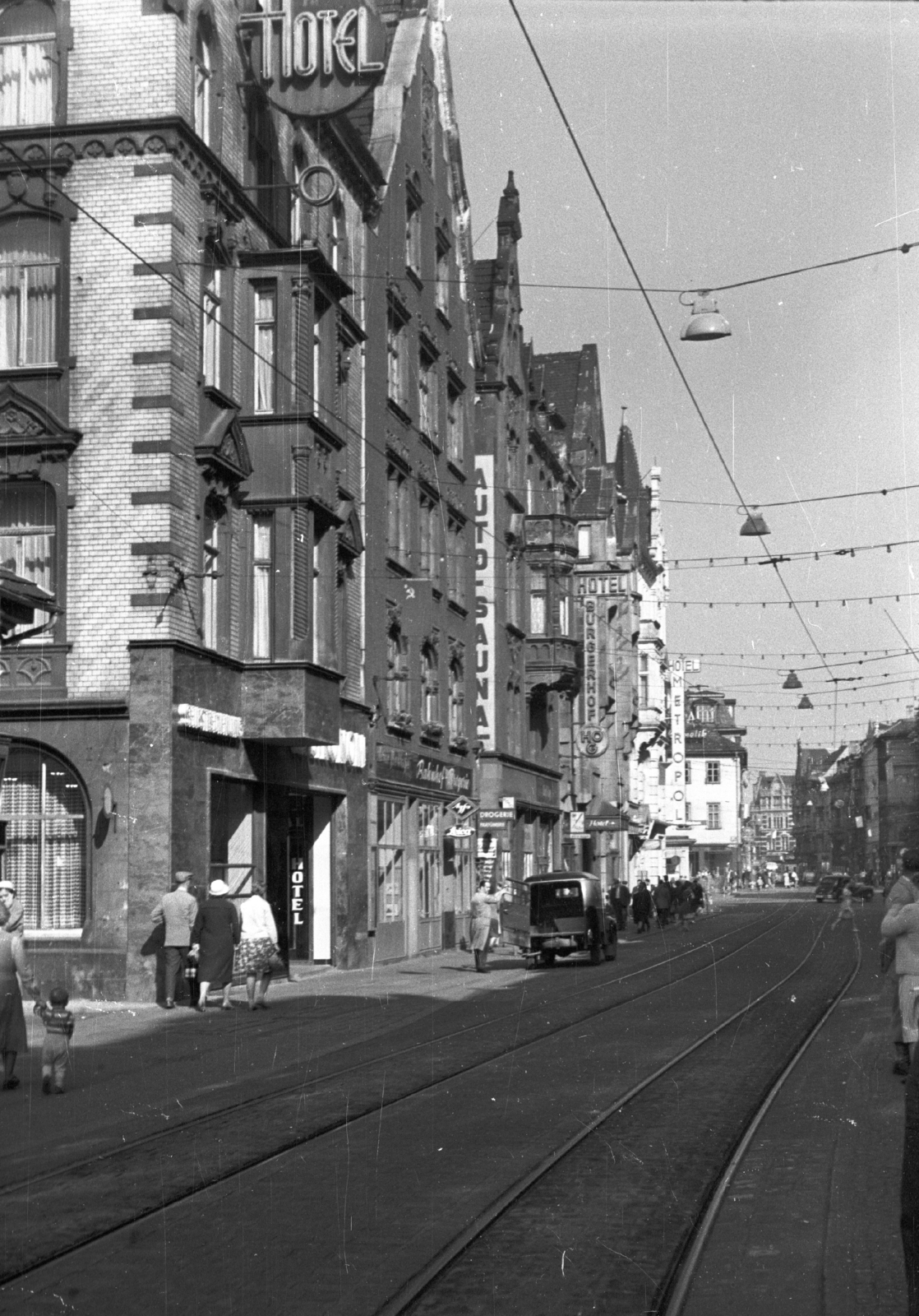 Germany, Erfurt, Bahnhofstrasse., 1961, Mészáros Zoltán, street view, genre painting, GDR, Fortepan #45212