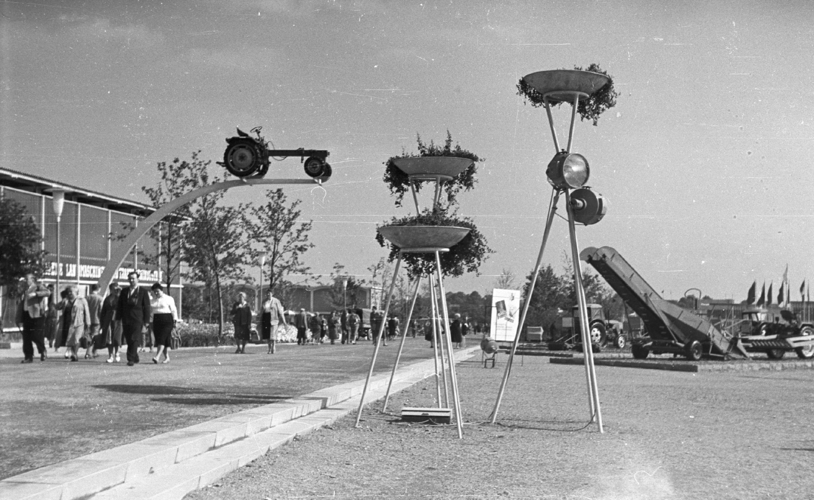 Germany, Erfurt, EGA-Park, Nemzetközi Kertészeti Kiállítás., 1961, Mészáros Zoltán, flower decoration, genre painting, GDR, Fortepan #45218