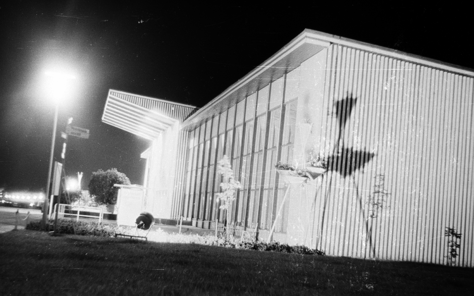 Germany, Erfurt, EGA-Park, Nemzetközi Kertészeti Kiállítás, központi csarnok., 1961, Mészáros Zoltán, GDR, lamp post, night, shadow, Fortepan #45225
