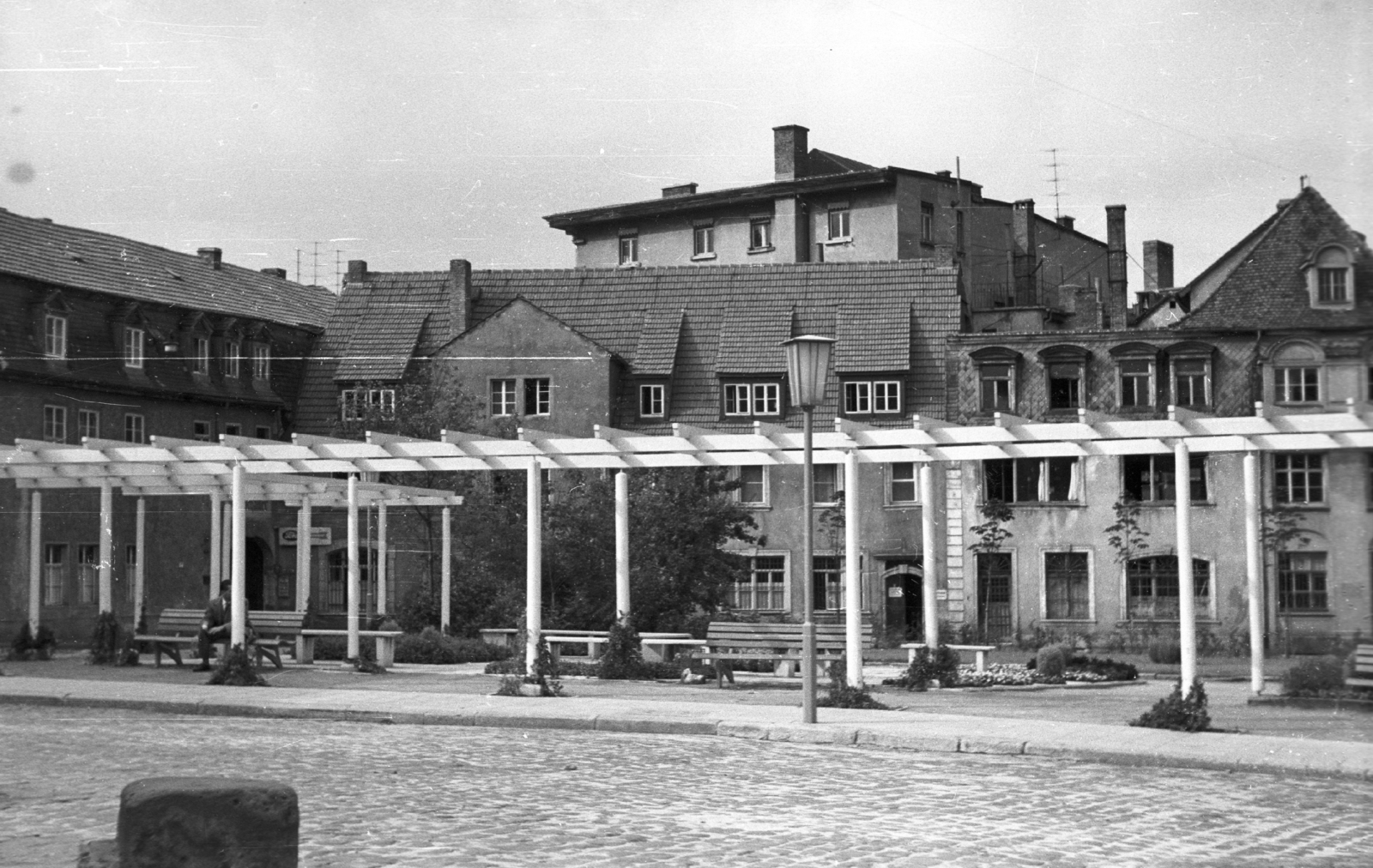 Germany, Weimar, Frauenplan, Brauhausgasse., 1961, Mészáros Zoltán, street furniture, street view, GDR, lamp post, bench, Fortepan #45230