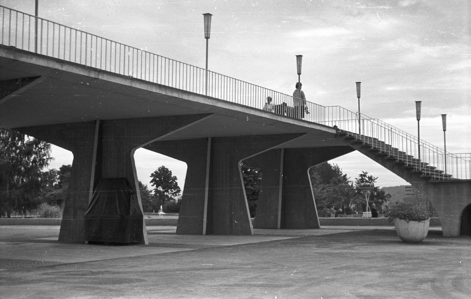 Germany, Erfurt, EGA-Park (Kertészeti Kiállítópark), Találka-híd (Rendevouz Brücke)., 1961, Mészáros Zoltán, stairs, GDR, lamp post, Fortepan #45231