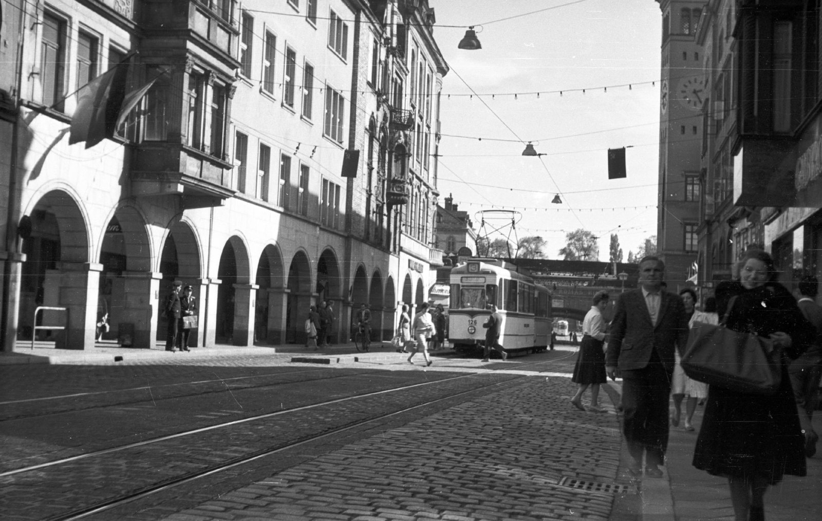 Germany, Erfurt, Bahnhofstrasse az állomás felé nézve., 1961, Mészáros Zoltán, traffic, street view, genre painting, tram, GDR, public transport, public transport line number, Fortepan #45233
