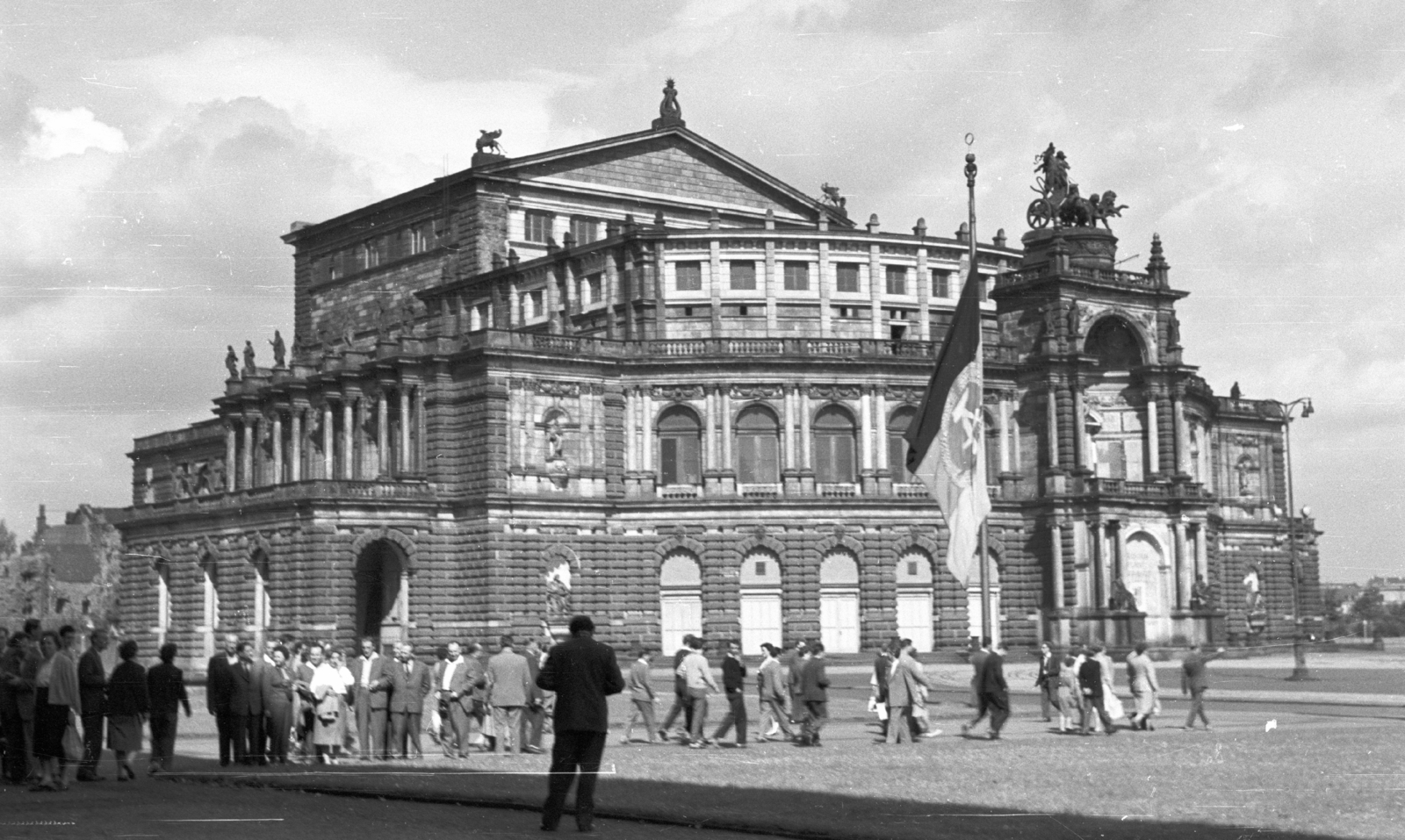 Germany, Dresden, Operaház., 1961, Mészáros Zoltán, flag, street view, genre painting, GDR, photography, eclectic architecture, Gottfried Semper-design, opera house, Fortepan #45238