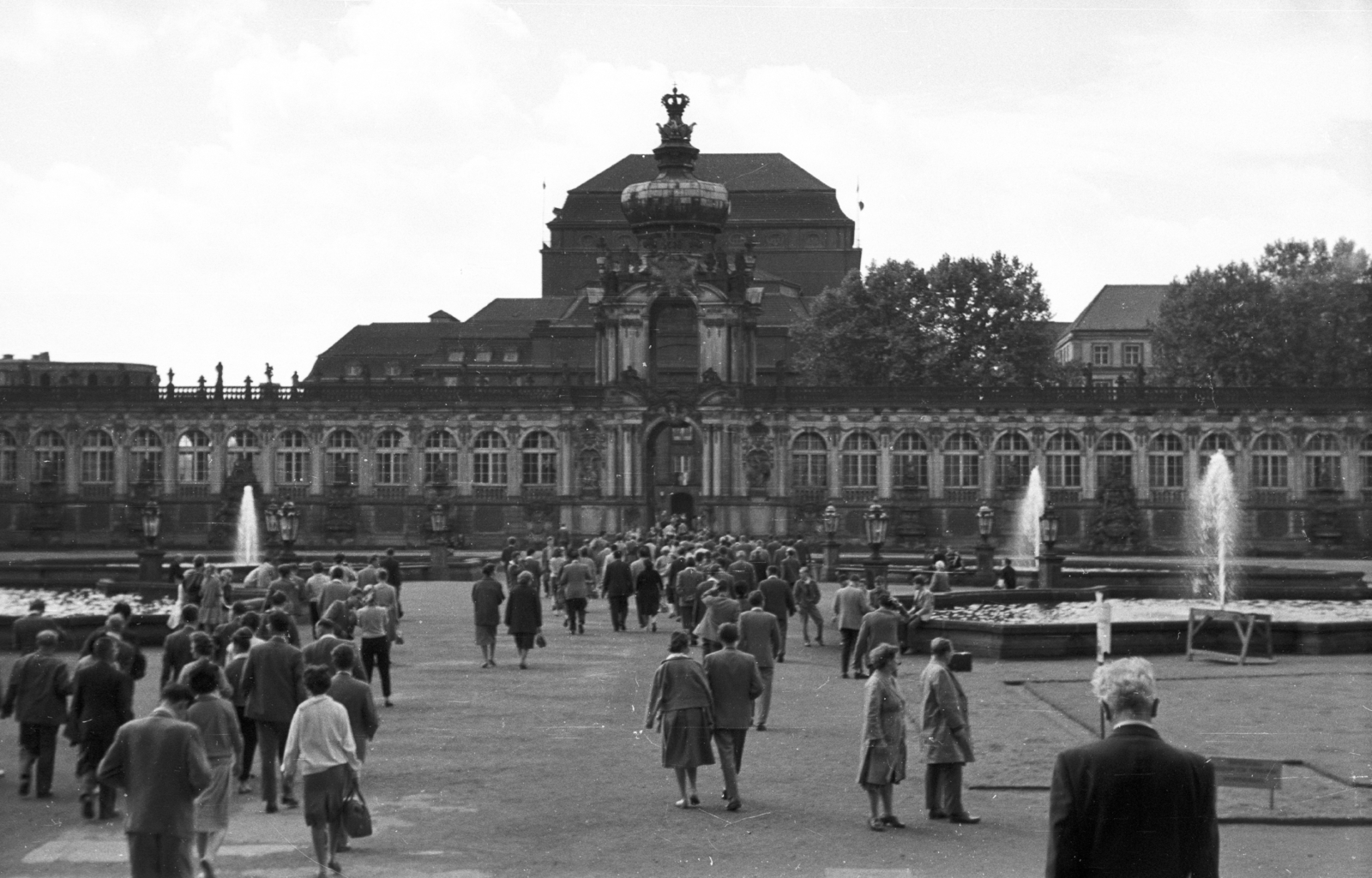 Germany, Dresden, Zwinger, Kronentor (Koronás kapu)., 1961, Mészáros Zoltán, fountain, genre painting, GDR, Baroque-style, palace, Matthäus Daniel Pöppelmann-design, Fortepan #45241