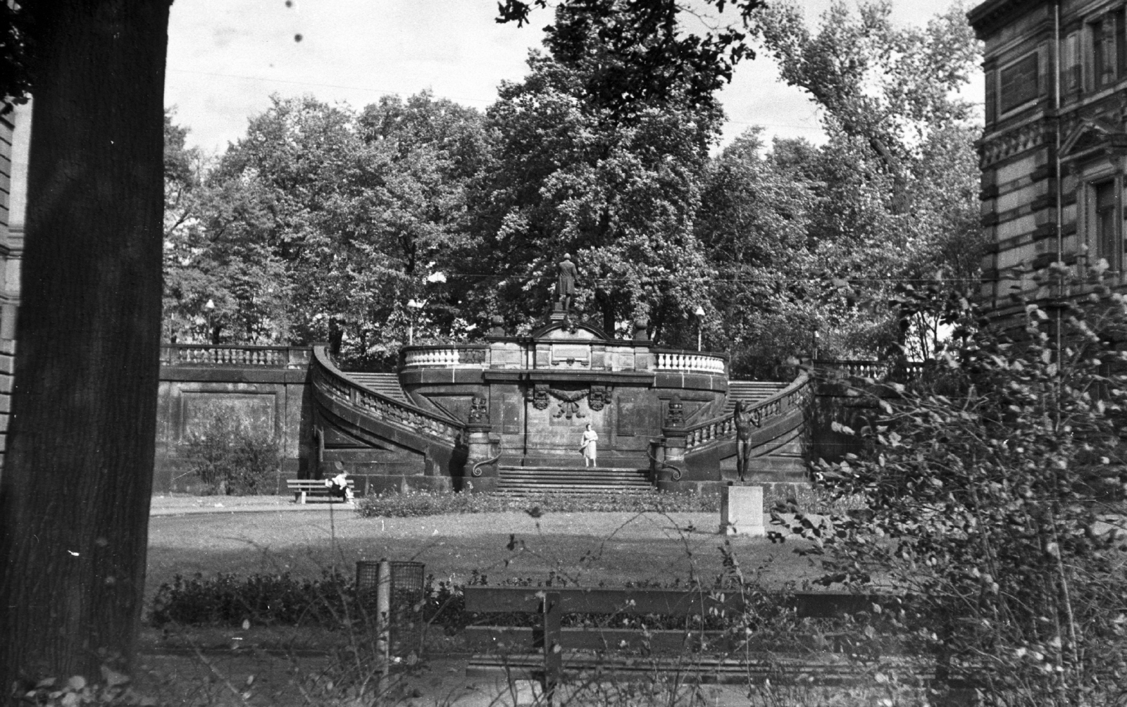 Germany, Dresden, Georg-Treu-Platz, a lépcsö a Brühlsche Terrasse-ra vezet fel, balra a Művészeti Akadémia, jobbra az Albertinum látszik., 1961, Mészáros Zoltán, GDR, Fortepan #45244