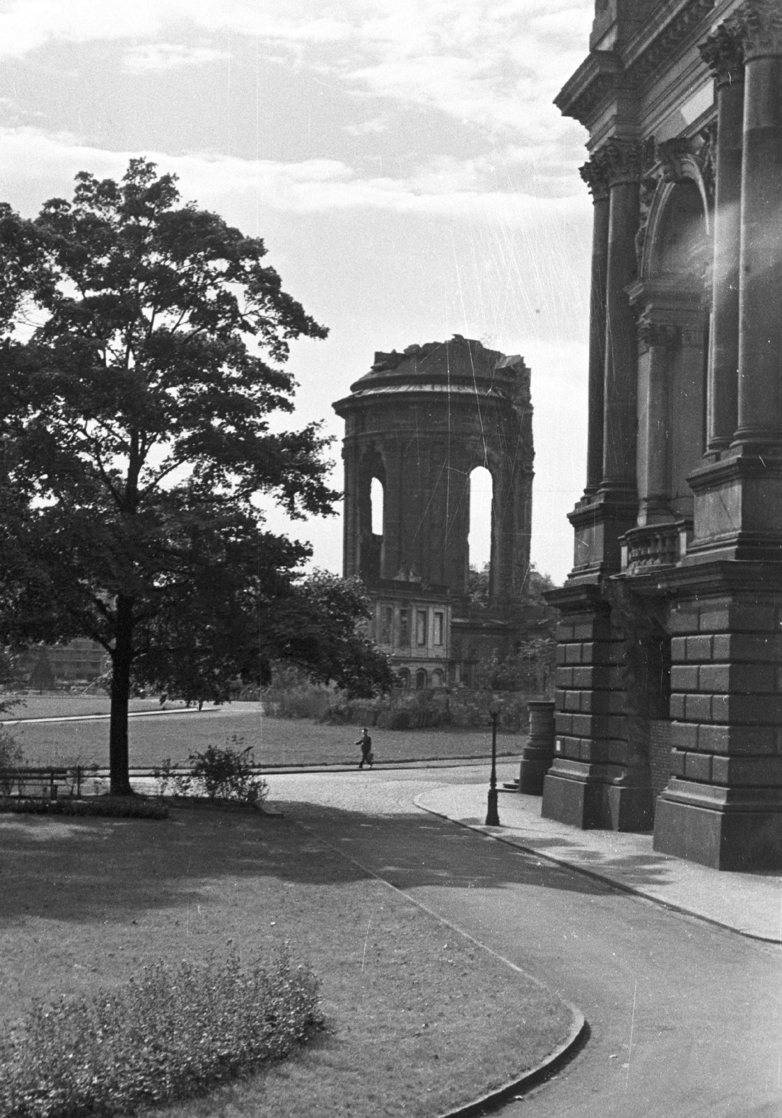 Germany, Dresden, Georg-Treu-Platz, jobbra a Képzőművészeti Főiskola (Hochschule für Bildende Künste), szemben a Miasszonyunk-templom (Frauenkirche) romjai., 1961, Mészáros Zoltán, GDR, damaged building, Fortepan #45246