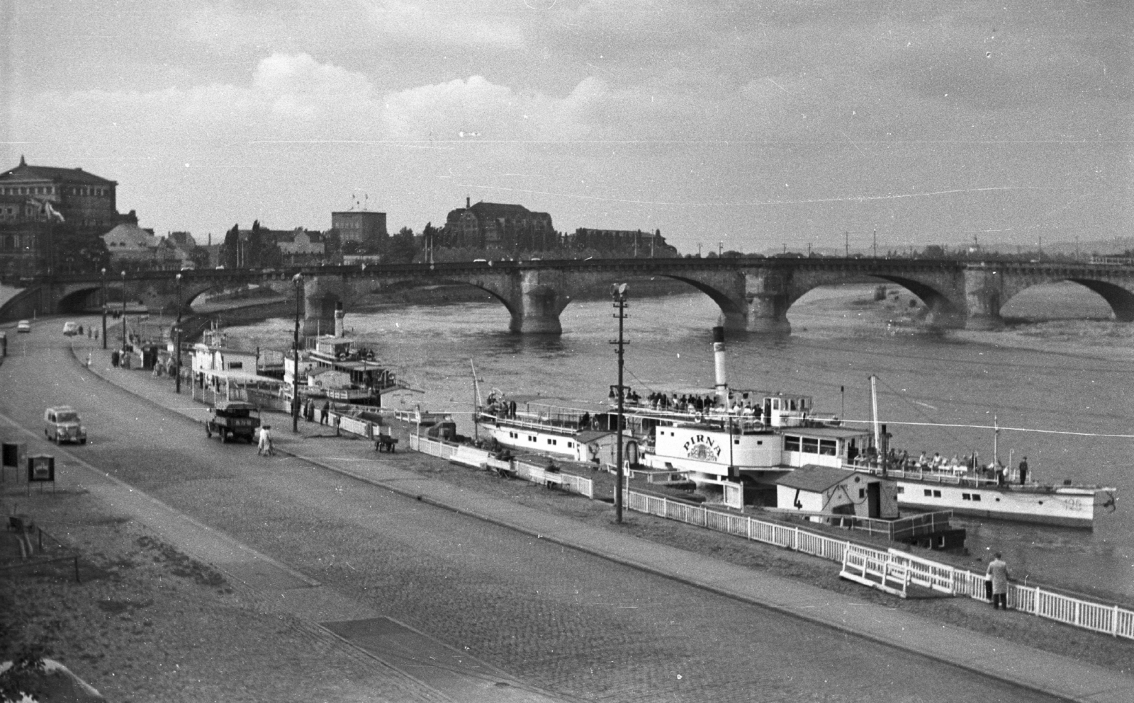 Germany, Dresden, kilátás a Brühlsche Terasséról a Terassenufer, az Elba folyó, a Weiße Flotte kikötöje és az Augustusbrücke felé., 1961, Mészáros Zoltán, ship, traffic, street view, GDR, steamboat, Meissen-ship, Pirna-ship, Fortepan #45247