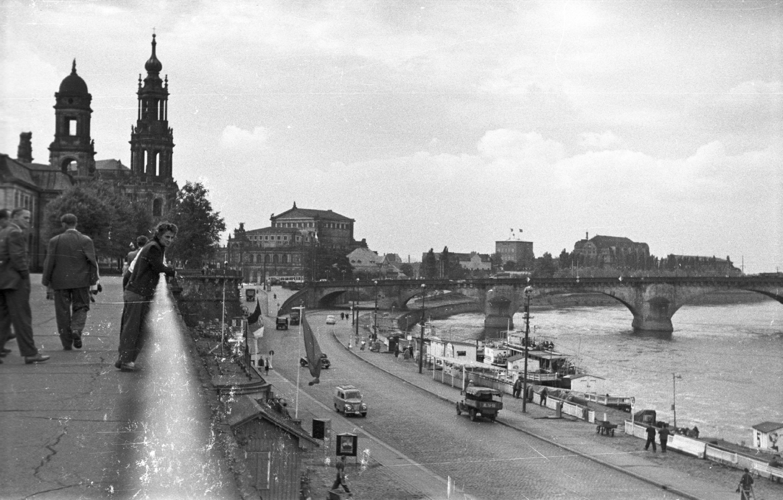 Germany, Dresden, a Terrassenufer, balra a Hofkirche, jobbra az Augustusbrücke., 1961, Mészáros Zoltán, traffic, street view, GDR, Fortepan #45249