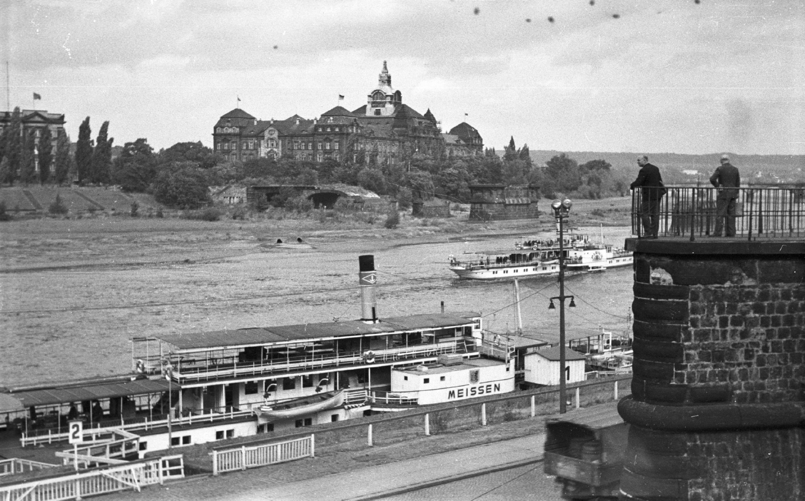 Németország, Drezda, az Elba partja, háttérben a Carolabrücke romjai és a Sächsische Staatskanzlei., 1961, Mészáros Zoltán, hajó, NDK, gőzhajó, Meissen-hajó, Fortepan #45250
