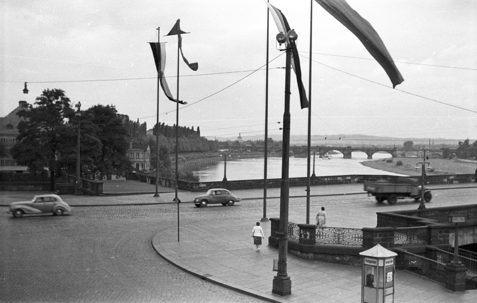 Germany, Dresden, Elba folyó, jobbra az Augustusbrücke (Georgi-Dimitroff-Brücke)., 1961, Mészáros Zoltán, traffic, street view, GDR, Fortepan #45254