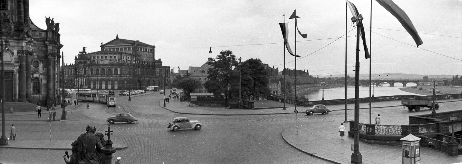 Germany, Dresden, Schlossplatz (Georgi-Dimitroff-Platz), balról a Szentháromság Katolikus Főtemplom (Hofkirche), szemben a Theaterplatz az Operaházzal. Jobbra az Augustusbrücke (Georgi-Dimitroff-Brücke) az Elba folyón., 1961, Mészáros Zoltán, traffic, street view, tram, GDR, eclectic architecture, public transport, Gottfried Semper-design, opera house, Fortepan #45255