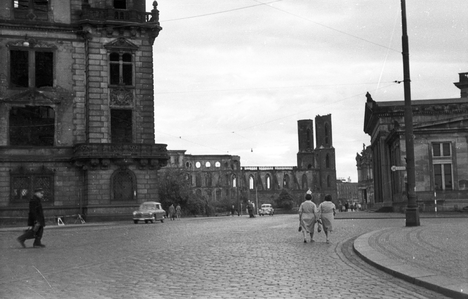 Germany, Dresden, a Sophienstrasse a Theaterplatz felöl, a Residenzschloss mögött távolabb, a Sophienkirche-töl balra a Taschenbergpalais romjai, jobbra az elötérben a Schinkelwache, ennek takarásában hátrébb a Zwinger Glockenspielpavillonja., 1961, Mészáros Zoltán, GDR, damaged building, Fortepan #45257