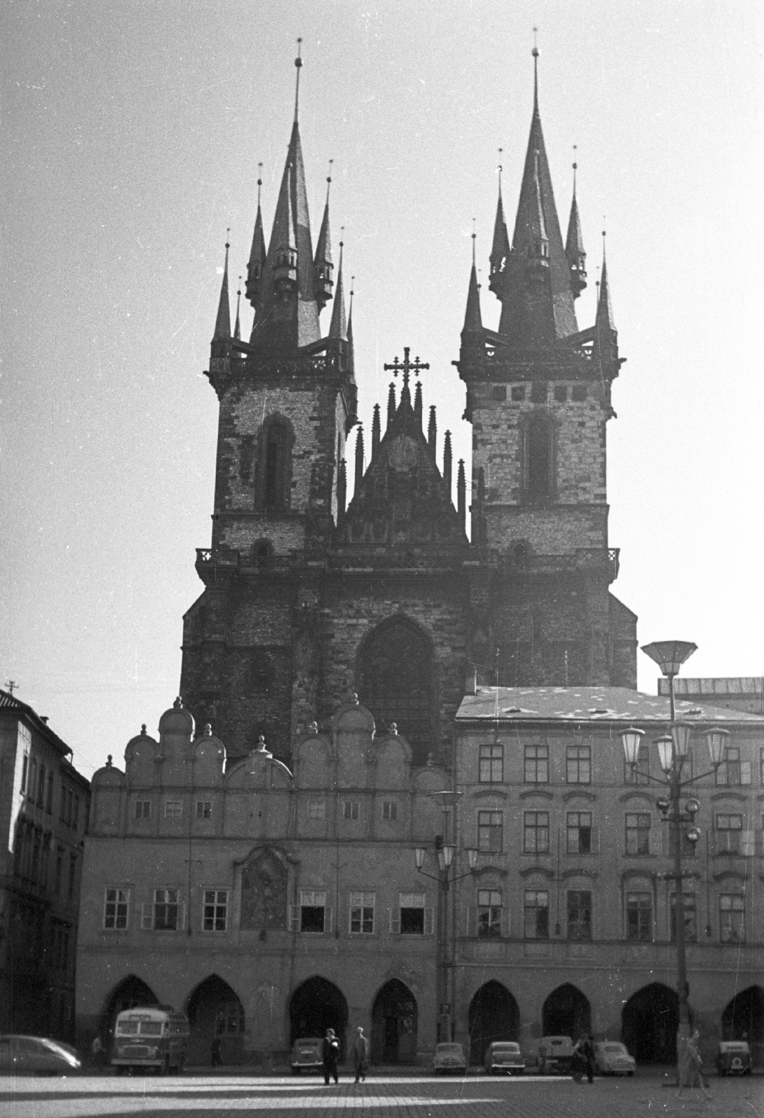 Czech Republik, Prague, Óváros tér (Staromestske namesti), Týn-templom., 1961, Mészáros Zoltán, Czechoslovakia, church, street view, Catholic Church, gothic, cloister, Peter Parler-design, Matthias of Arras-design, pointed arch, Fortepan #45259
