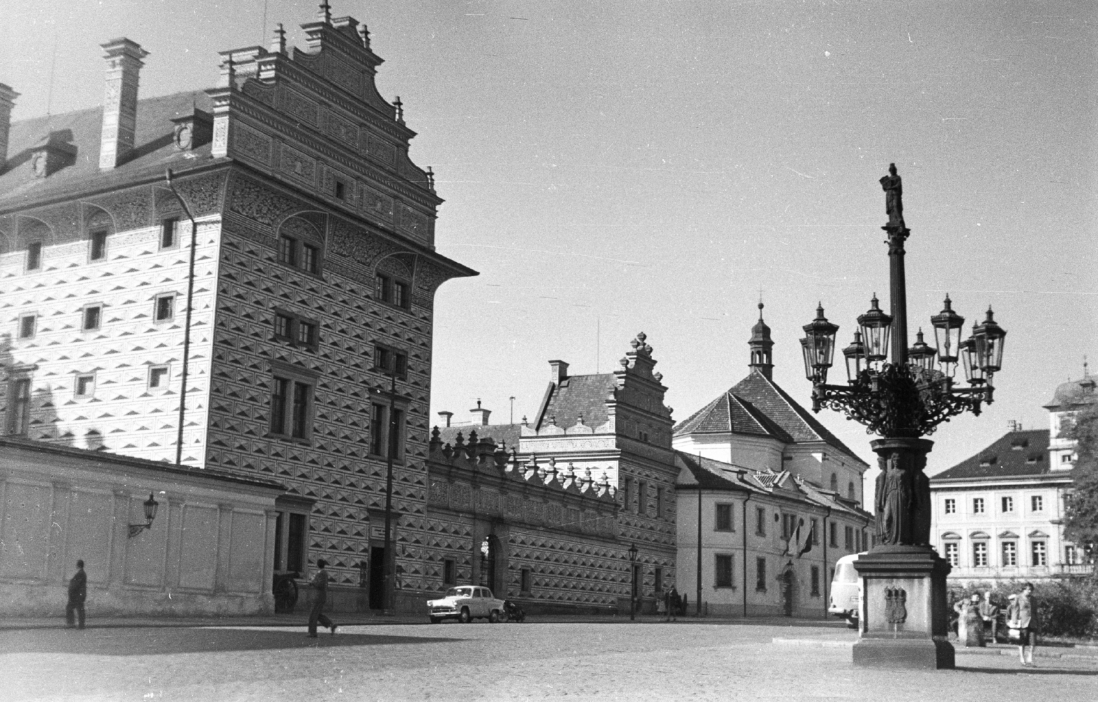 Czech Republik, Prague, Hradzsin tér, Schwarzenberg-palota., 1961, Mészáros Zoltán, Czechoslovakia, street view, lamp post, palace, renaissance, Agostino Galli-design, Fortepan #45261