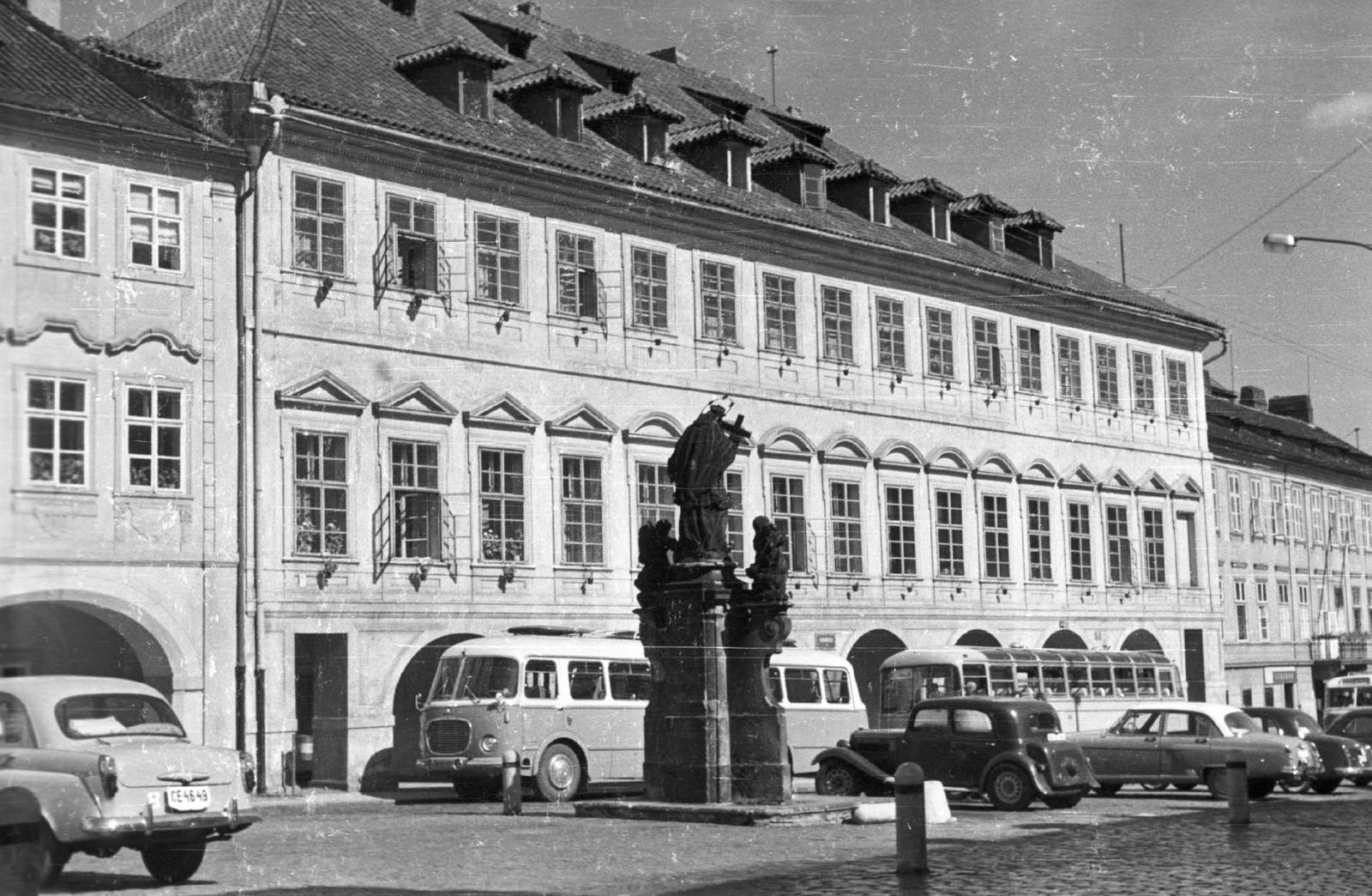 Czech Republik, Prague, Pohořelec ulice, előtérben a Nepomuki Szent János-szoboregyüttes., 1961, Mészáros Zoltán, vehicle, Czechoslovakia, bus, sculpture, street view, Skoda-brand, Moskvitch-brand, sculptural group, Saint John of Nepomuk-portrayal, Jan Antonín Quitainer-design, Fortepan #45262