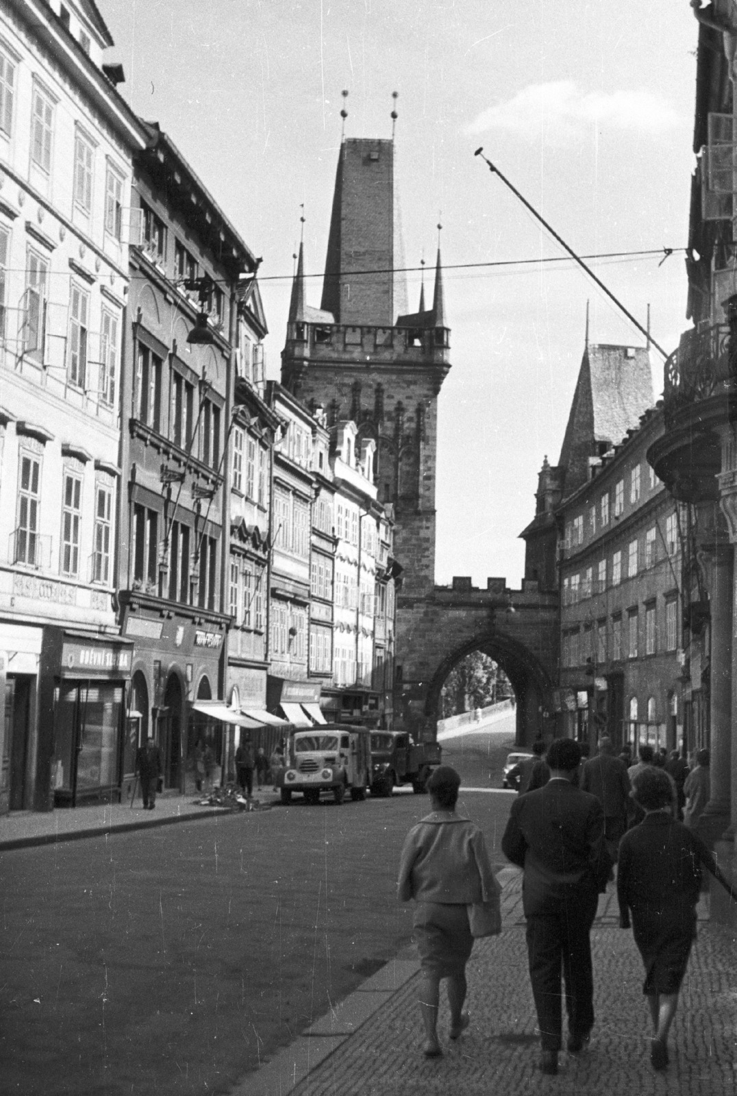 Czech Republik, Prague, az óvárosi hídtorony a Karlova ulice felől., 1961, Mészáros Zoltán, Czechoslovakia, gate, commercial vehicle, street view, gothic, gate tower, Josef Mocker-design, pointed arch, Fortepan #45264