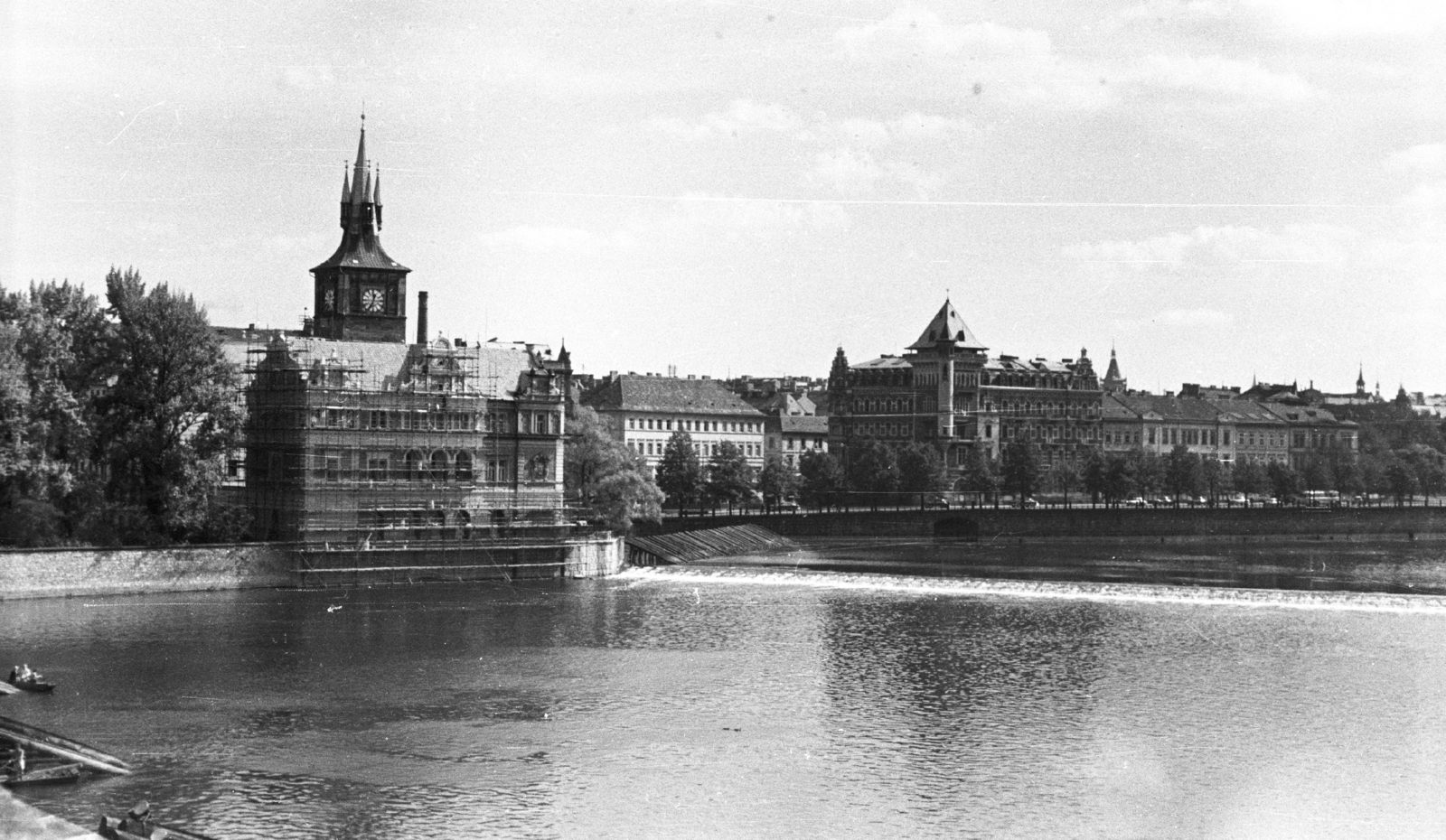 Csehország, Prága, kilátás a Károly hídról a Bedřich Smetana múzeum felé., 1961, Mészáros Zoltán, Csehszlovákia, folyó, neoreneszánsz, múzeum, állvány, Antonín Wiehl-terv, Fortepan #45266