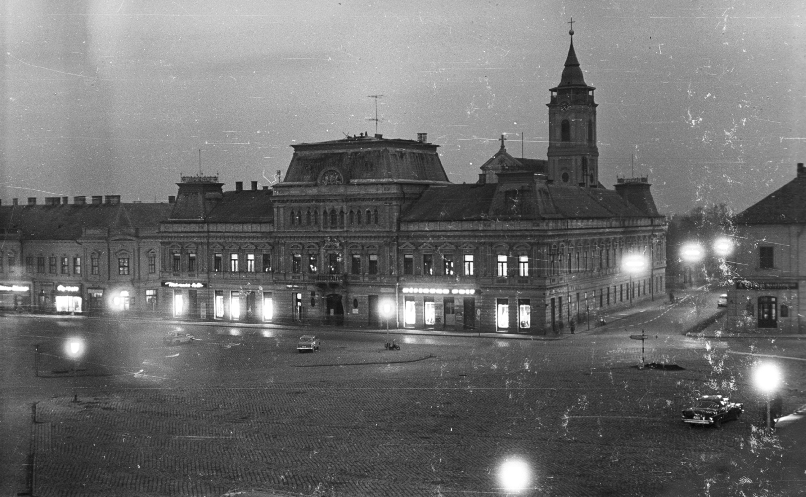 Hungary, Baja, Szentháromság (Béke) tér, szemben a Városi Tanács épülete (később Városháza)., 1962, Mészáros Zoltán, Fortepan #45277