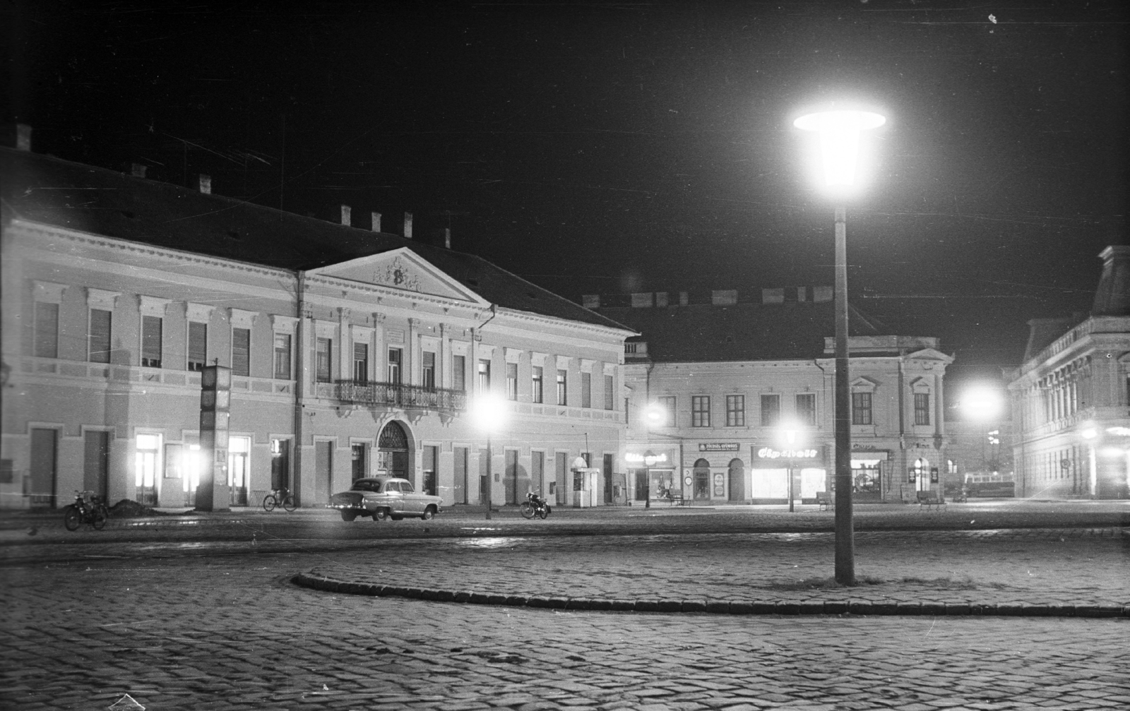 Hungary, Baja, Szentháromság (Béke) tér., 1962, Mészáros Zoltán, bicycle, motorcycle, night, lamp post, public building, automobile, M21 Wolga, Fortepan #45278