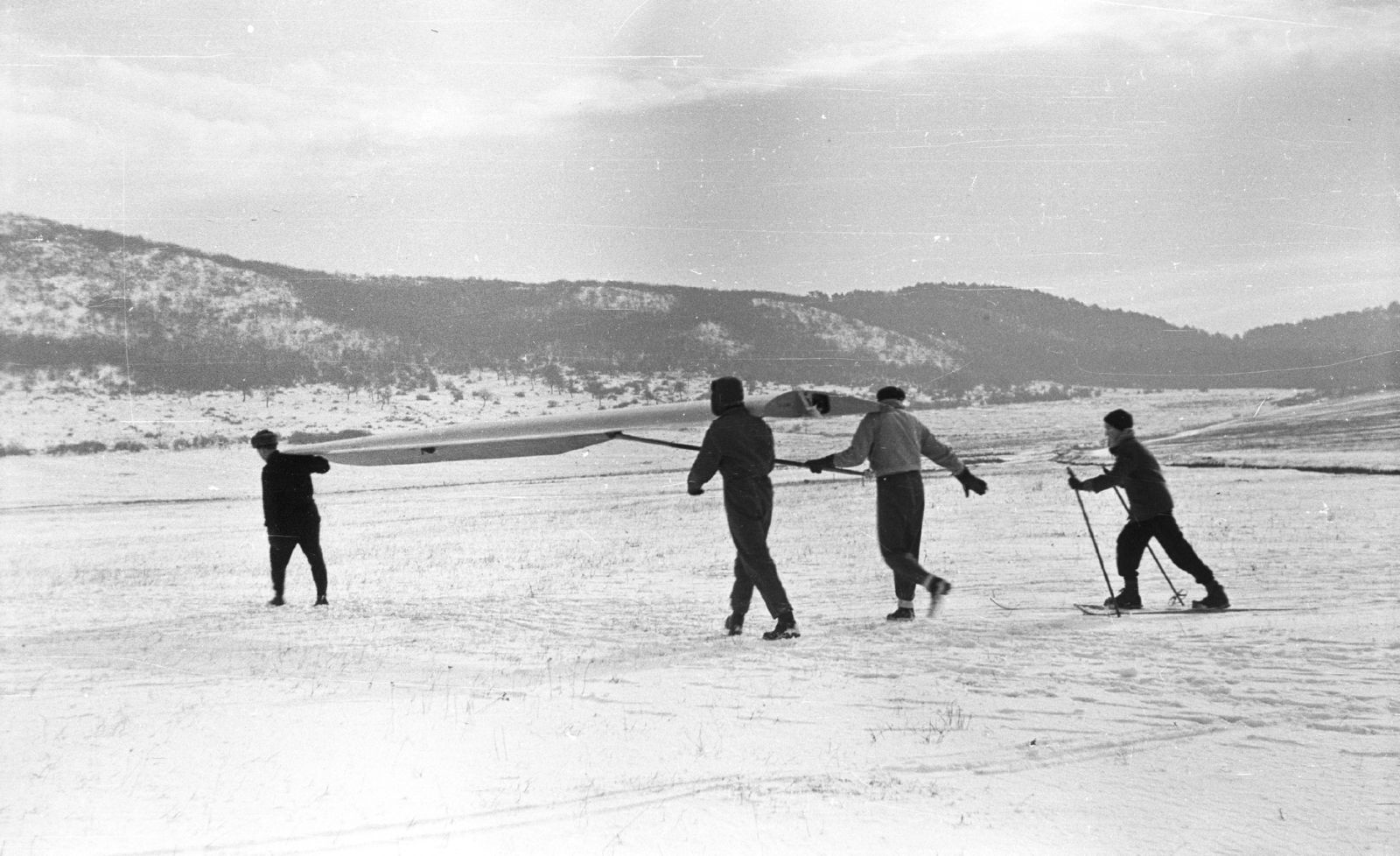 Hungary, Hármashatárhegy Airport, Budapest II., Rubik R-22 típusú vitorlázó repülőgép szárnya., 1962, Mészáros Zoltán, winter, Hungarian brand, airport, sailplane, Budapest, Fortepan #45283