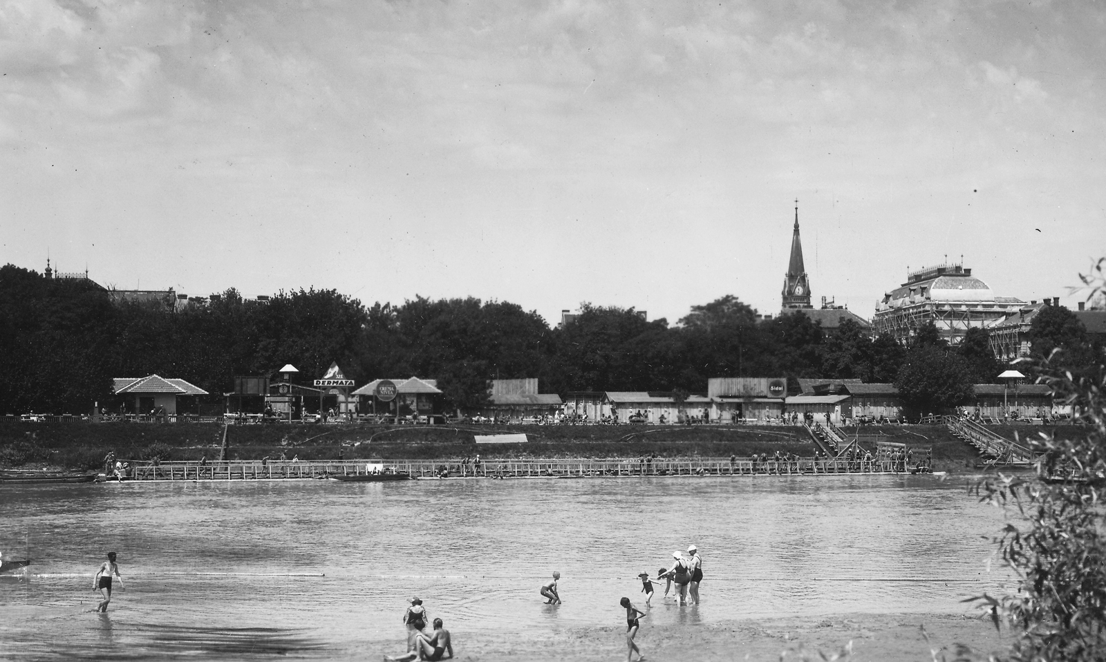 Romania,Transylvania, Arad, Maros-part, jobbra háttérben az Igazságügyi palota, mögötte az evangélikus templom., 1922, Jurányi Attila, church, river, bathing, public building, Fortepan #45299