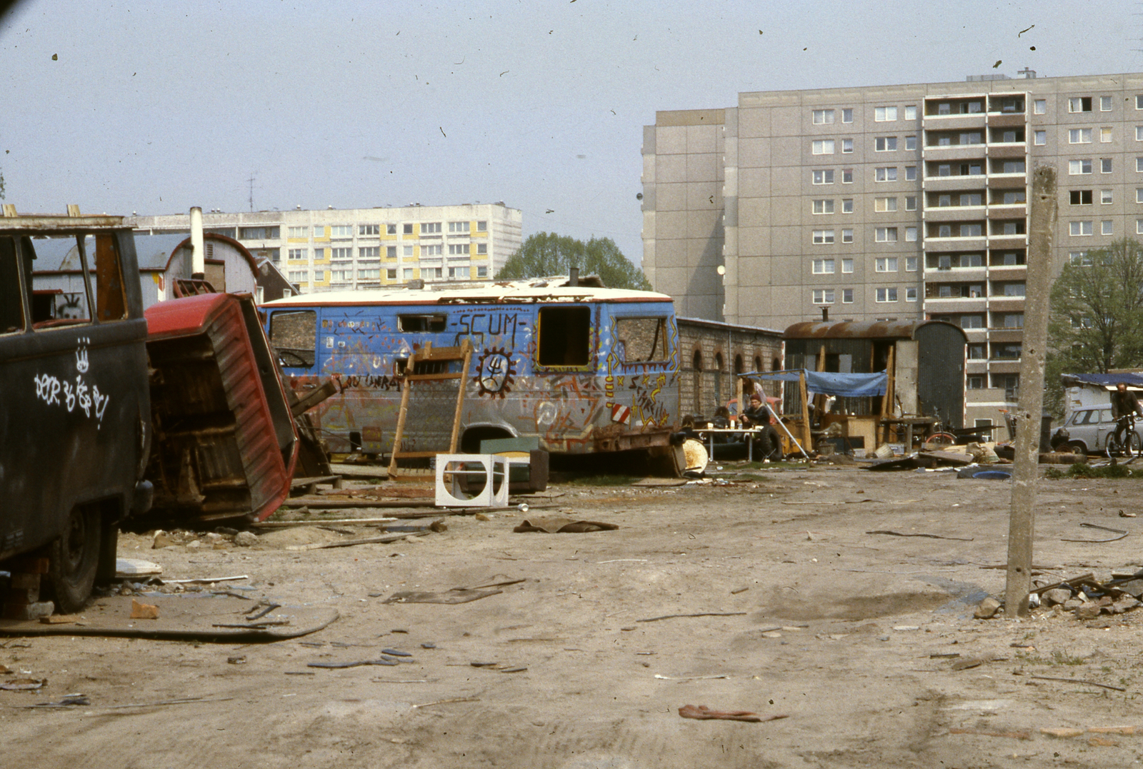 Németország, Berlin, Heinrich-Heine-Platz, az Annenstrasse felé nézve., 1990, Urbán Tamás, színes, Trabant-márka, lakótelep, panelház, járműroncs, NDK, Kelet-Berlin, Fortepan #45301