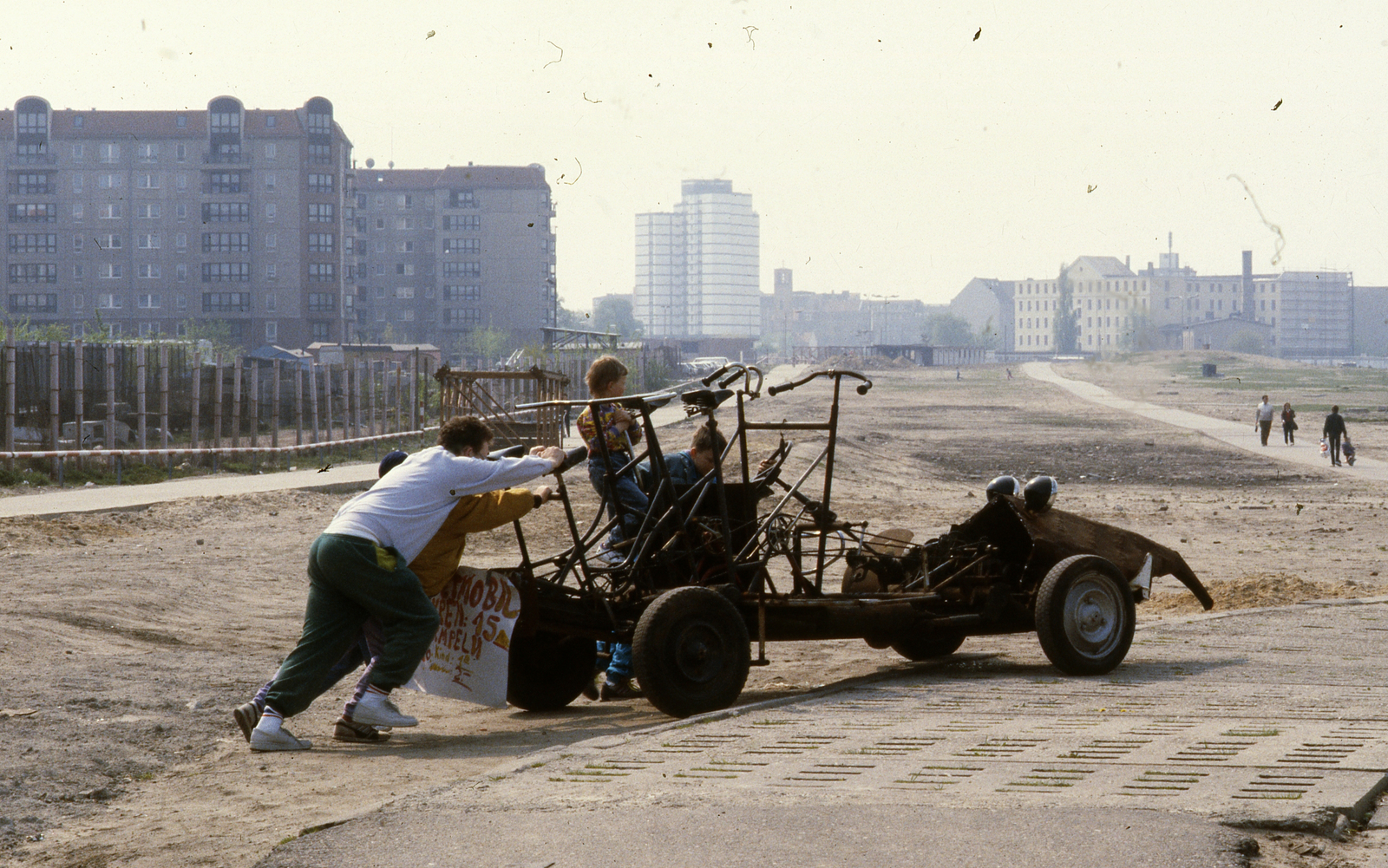 Németország, Berlin, a berlini fal lebontott védelmi övezete a mai Hannah-Arendt-Strasse felől nézve., 1990, Urbán Tamás, jármű, színes, lakótelep, NDK, Berlini fal, Kelet-Berlin, Fortepan #45307