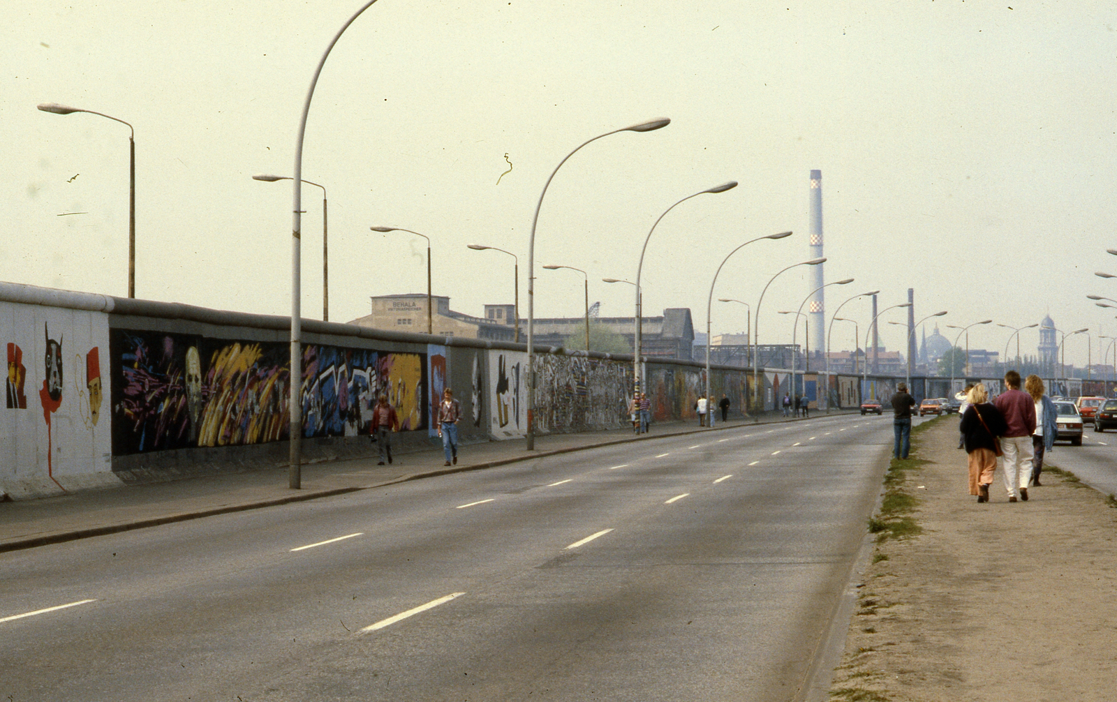 Németország, Berlin, Mühlenstrasse, a berlini fal (East Side Gallery). Távolban a Berlini dóm kupolája., 1990, Urbán Tamás, színes, Trabant-márka, BMW-márka, Berlini fal, Fortepan #45310