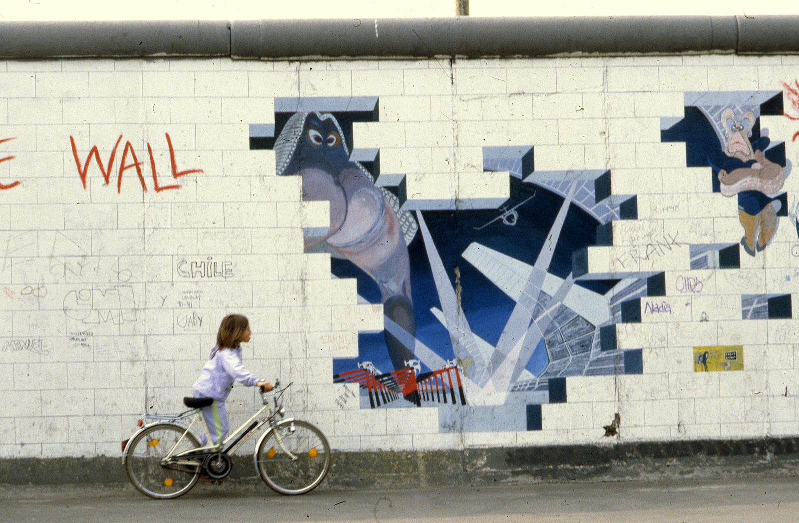 Németország, Berlin, Mühlenstrasse, berlini fal (East Side Gallery), Lance Keller alkotása: The Wall., 1990, Urbán Tamás, kerékpár, színes, NDK, Berlini fal, Kelet-Berlin, falfestmény, modern művészet, Fortepan #45313