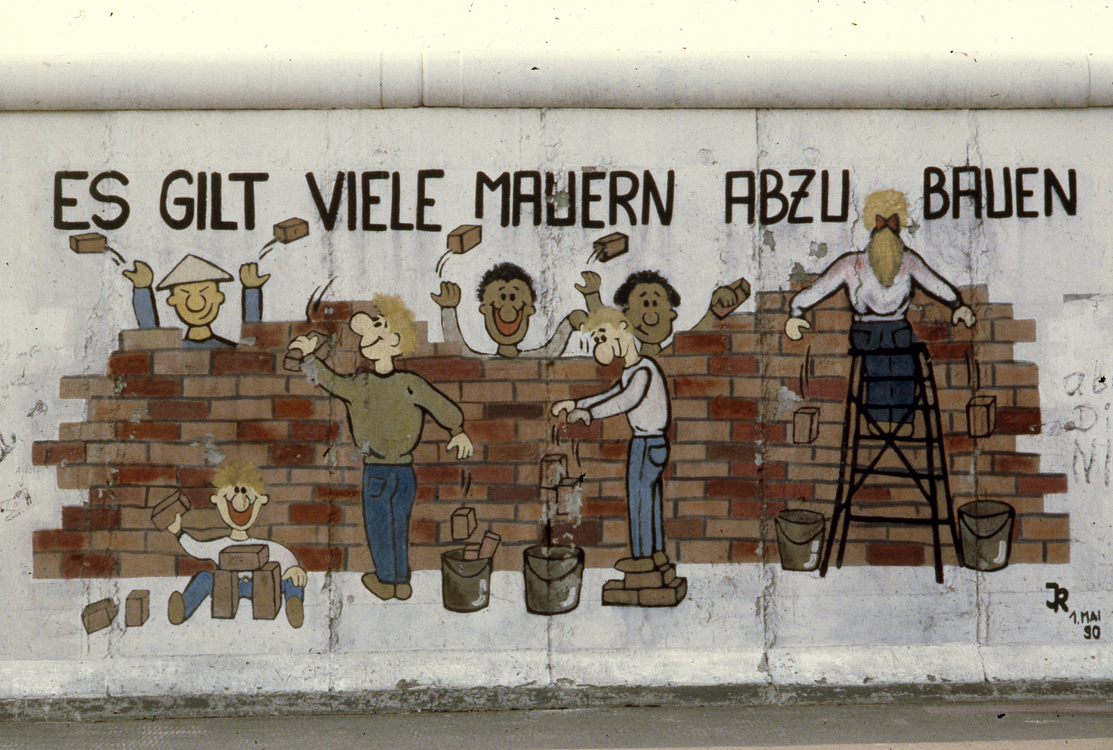 Németország, Berlin, Mühlenstrasse, berlini fal (East Side Gallery) a Rummelsburger Platz-nál. Ines Bayer és Raik Hönemann alkotása: Es gilt viele Mauer abzubauen (Sok fal van, amit le kellene bontani)., 1990, Urbán Tamás, színes, NDK, Berlini fal, Kelet-Berlin, Fortepan #45314