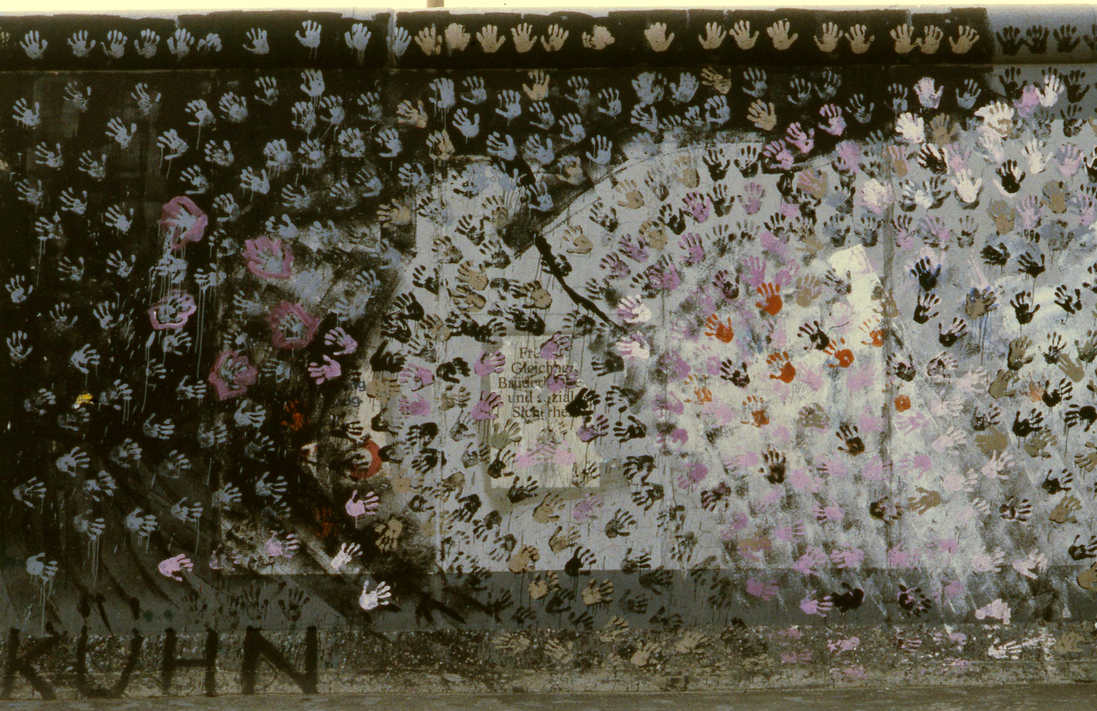 Németország, Berlin, Mühlenstrasse, berlini fal (East Side Gallery), Christine Kühn alkotása: Touch the Wall., 1990, Urbán Tamás, színes, NDK, Berlini fal, Kelet-Berlin, falfestmény, Fortepan #45316