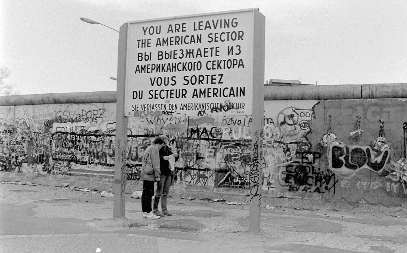 Germany, Berlin, az amerikai szektor határa a berlini fal előtt a Postdamer Platznál., 1988, Urbán Tamás, Berlin Wall, West Berlin, multilingual sign, Fortepan #45324