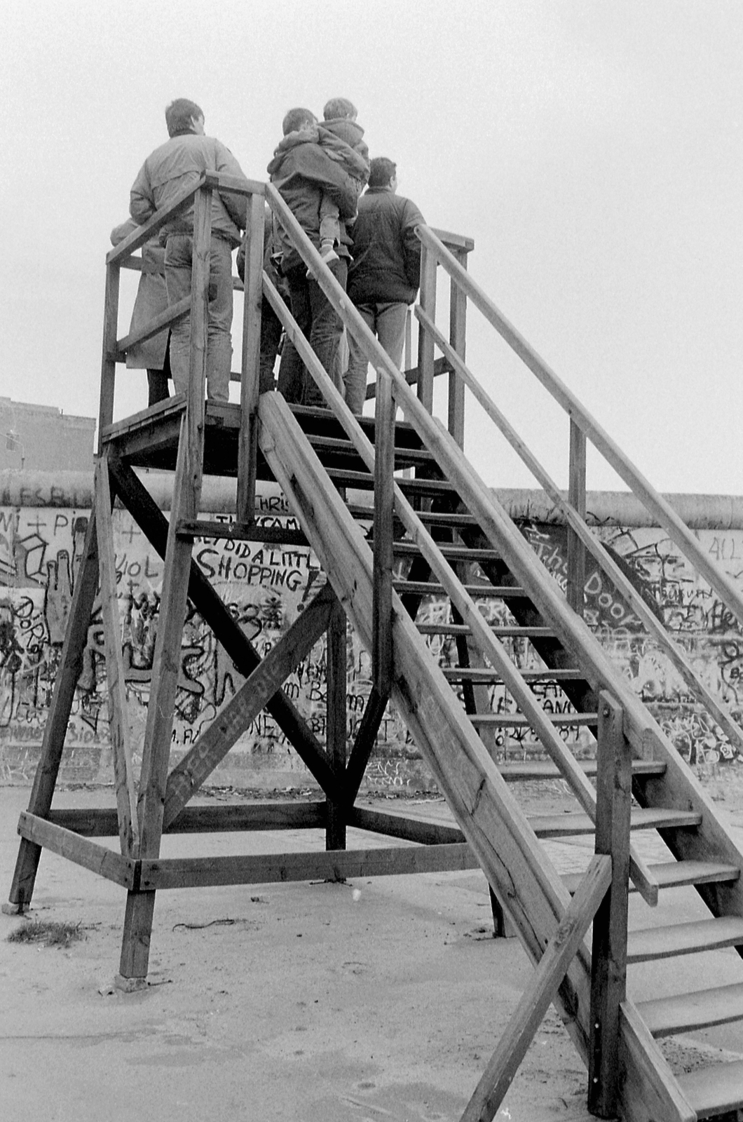 Germany, Berlin, kilátó a berlini fal a nyugati oldalán, a Niederkirchnerstrasse és Stresemannstrasse sarkán., 1988, Urbán Tamás, GDR, lookout, Berlin Wall, East-Berlin, West Berlin, Fortepan #45327