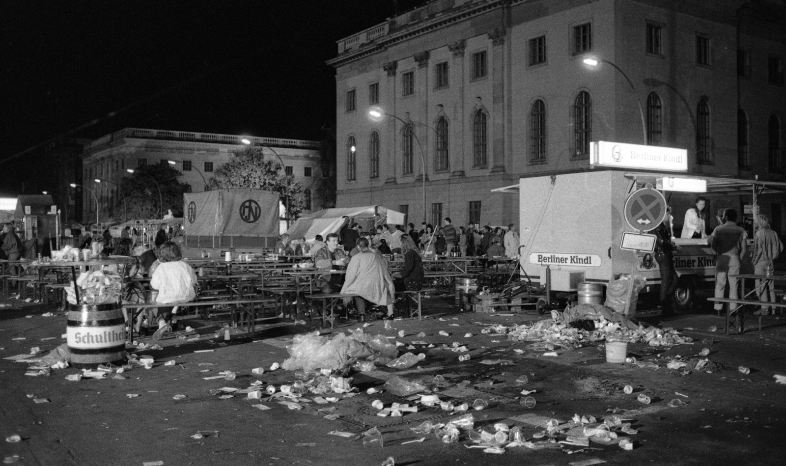 Németország, Berlin, Unter den Linden, háttérben a Humboldt Egyetem épülete., 1990, Urbán Tamás, egyetem, sör, NDK, barokk-stílus, palota, Kelet-Berlin, szemét, sörpad, Georg Wenzeslaus von Knobelsdorff-terv, Jan Bouman-terv, Fortepan #45340