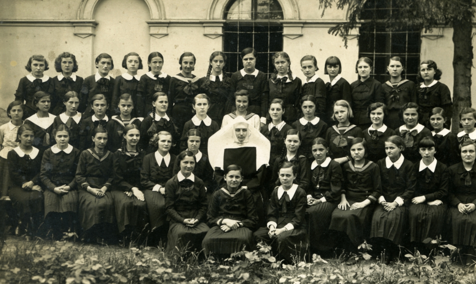 Hungary, Jászberény, Lehel vezér (Apponyi) tér 7., Zárda és Érseki Leánynevelő Intézet (később Nagyboldogasszony Kéttannyelvű Katolikus Iskola)., 1936, Morvay Kinga, class photo, nun, girls' class, Fortepan #45344