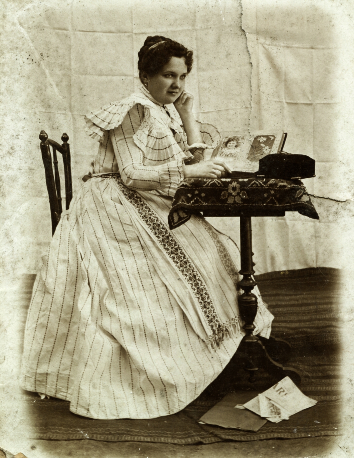 1900, Morvay Kinga, fashion, woman, prop up the head, embroidery, Fortepan #45345