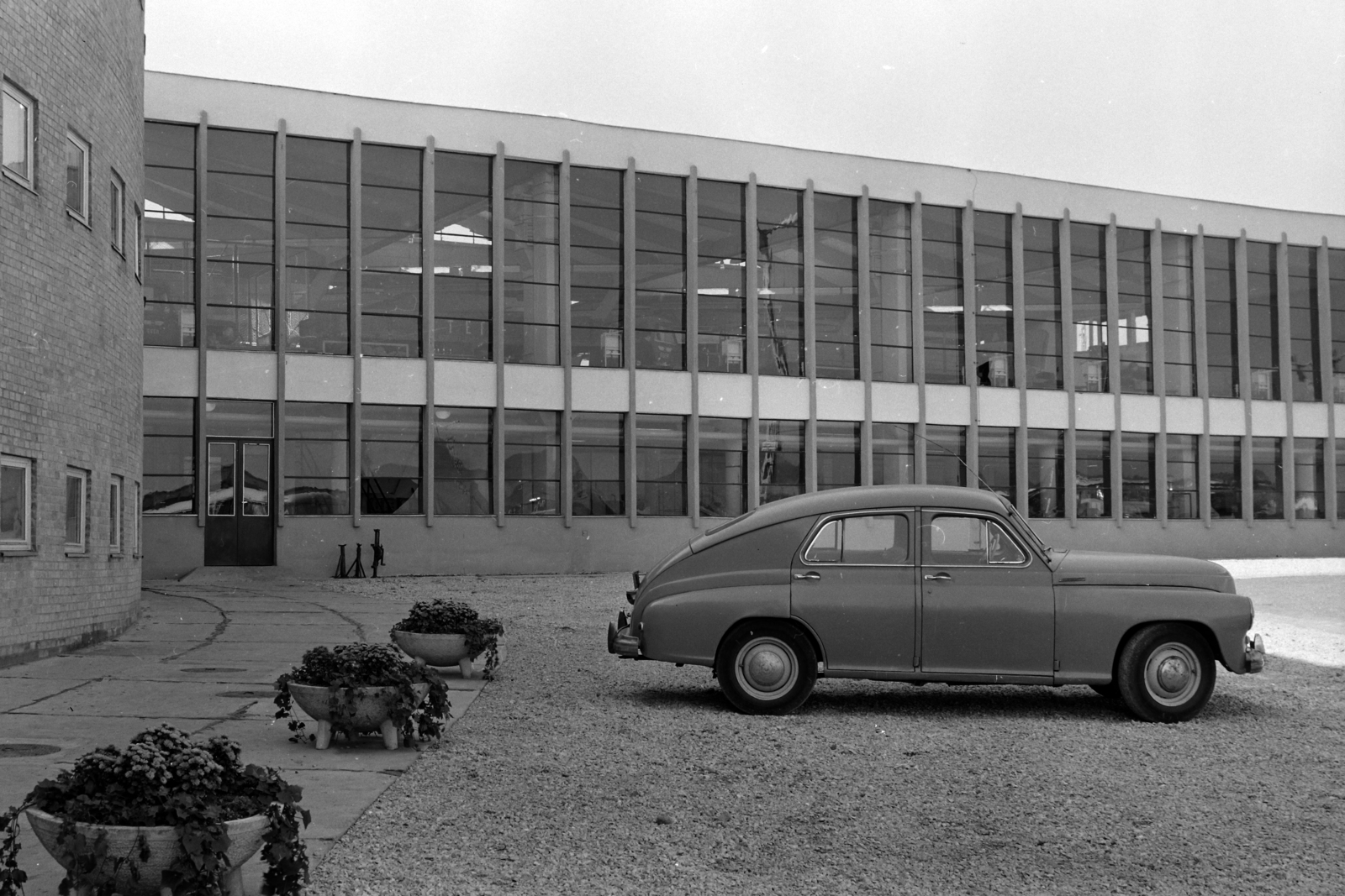 Hungary, Eger, Mátyás király (Lenin) út 134., 4. sz. AKÖV (később Agria Volán) telephelye. Pobjeda GAZ M-20 típusú személygépkocsi., 1964, UVATERV, Soviet brand, GAZ-brand, automobile, M20 Pobeda, Fortepan #4535