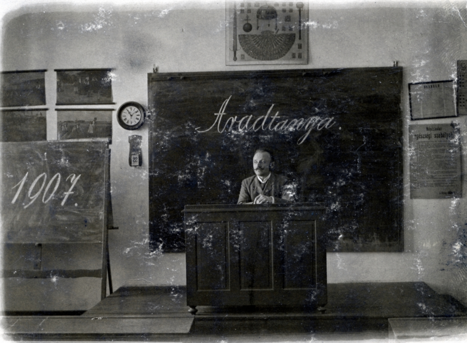 Románia,Erdély, Mácsa, (ekkor Aradmácsa), Aradtanya, uradalmi iskola., 1907, Morvay Kinga, falióra, tanterem, iskolai tábla, katedra, nemzeti jelkép, Fortepan #45351