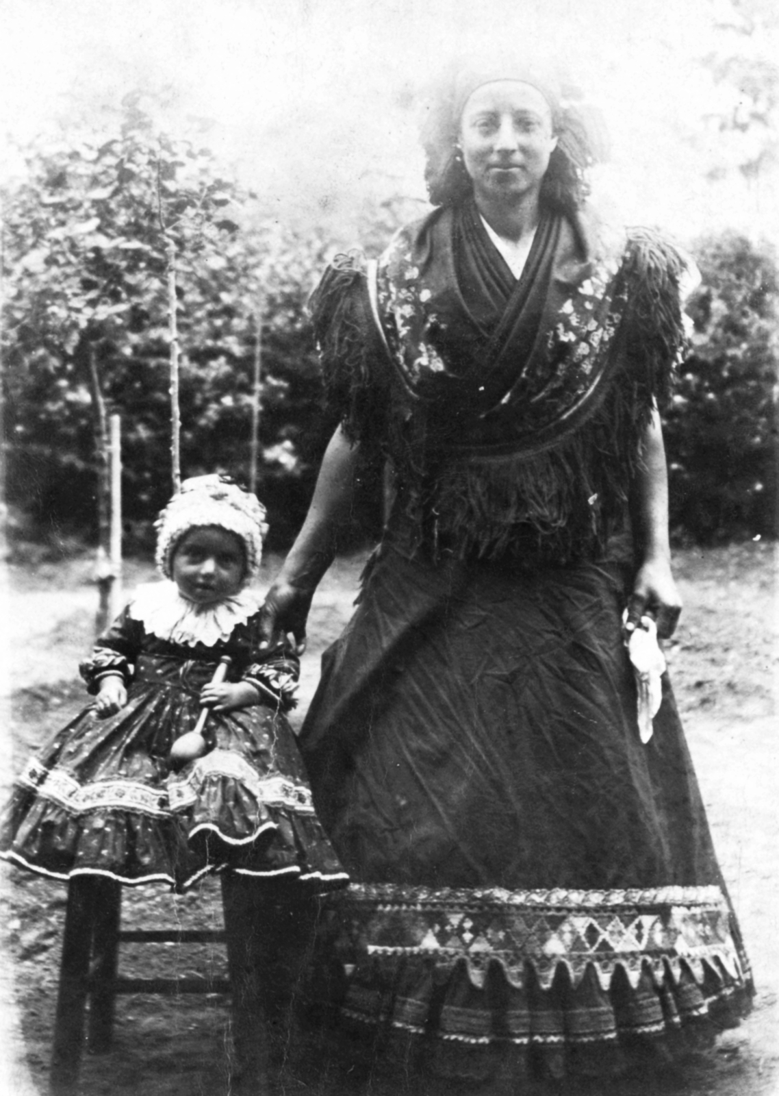 1908, Morvay Kinga, kid, garden, folk costume, woman, apron, headscarf, Matyó folk costume, Fortepan #45353