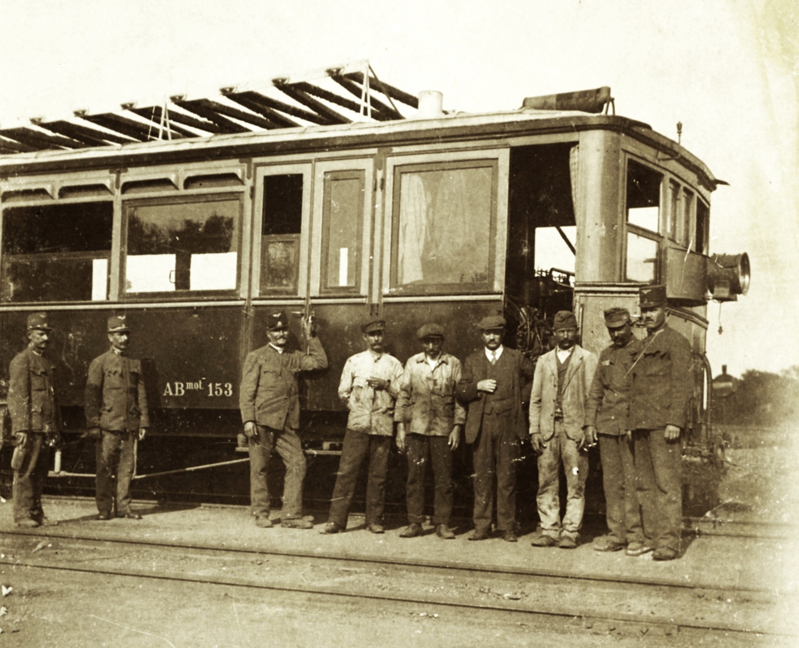 Románia,Erdély, az aradi Weitzer János gépgyár benzinüzemű motorkocsija az Arad és Csanádi Egyesült Vasutak (ACsEV) vonalán., 1922, Morvay Kinga, vasút, csoportkép, vasutas, motorkocsi, Fortepan #45358