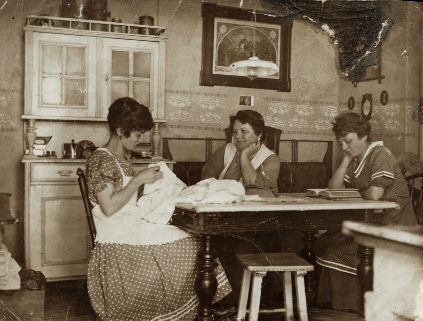 Romania,Transylvania, Arad, a Strada Eftimie Murgu (ekkor Borona utca) 49/b konyhája., 1921, Morvay Kinga, reading, tableau, women, handcraft, kitchen, interior, kitchen stool, pendant lamp, sideboard, dotted dress, Fortepan #45384