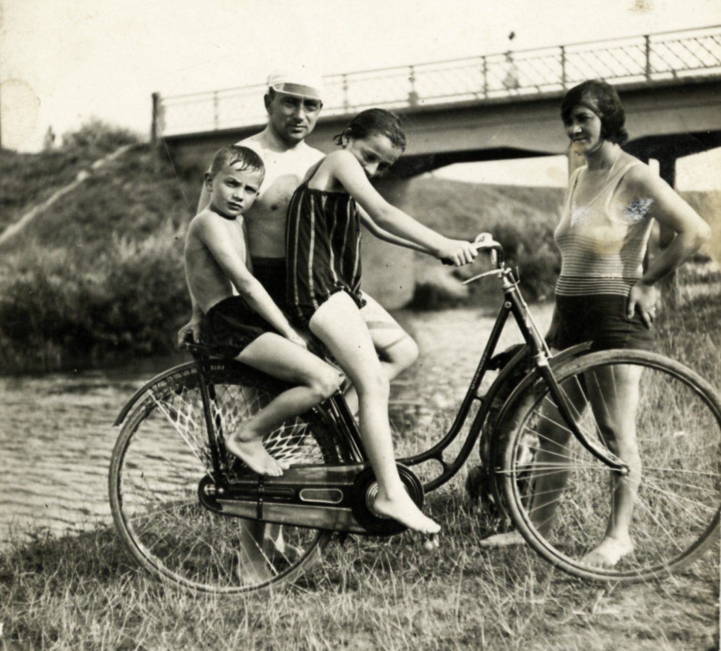 1935, Morvay Kinga, bicycle, bathing suit, bridge, family, German brand, tableau, man, woman, shore, kid, Dürkopp brand, Fortepan #45390
